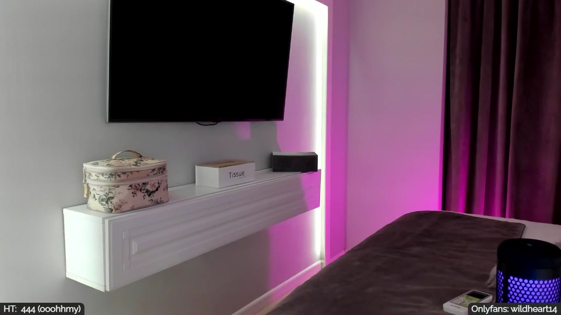 Gallery image thumbnail from Yveline's myfreecams stream on, 09/05/2025, 21:53 image 14 of 20
