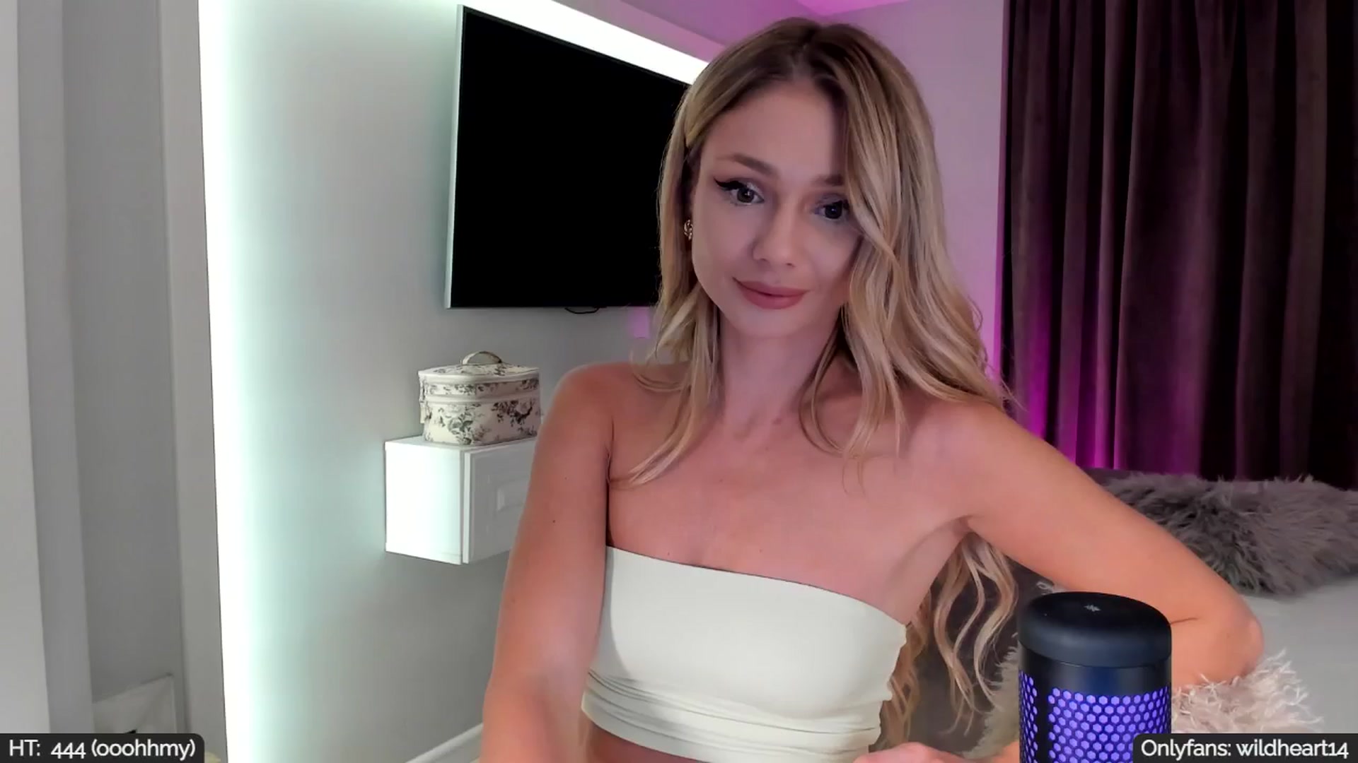 Gallery image thumbnail from Yveline's myfreecams stream on, 09/05/2025, 21:53 image 4 of 20