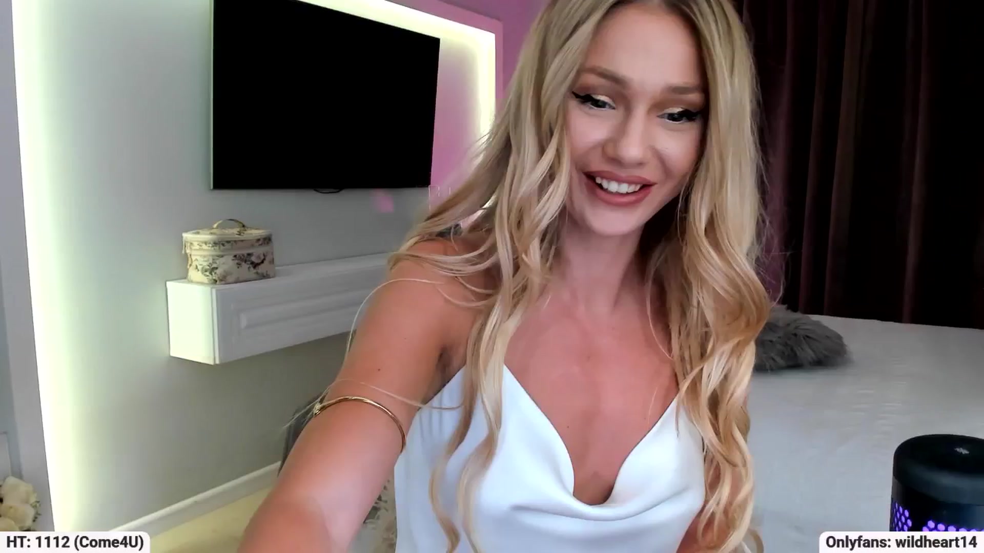 Gallery image thumbnail from Yveline's myfreecams stream on, 09/08/2025, 20:01 image 17 of 20