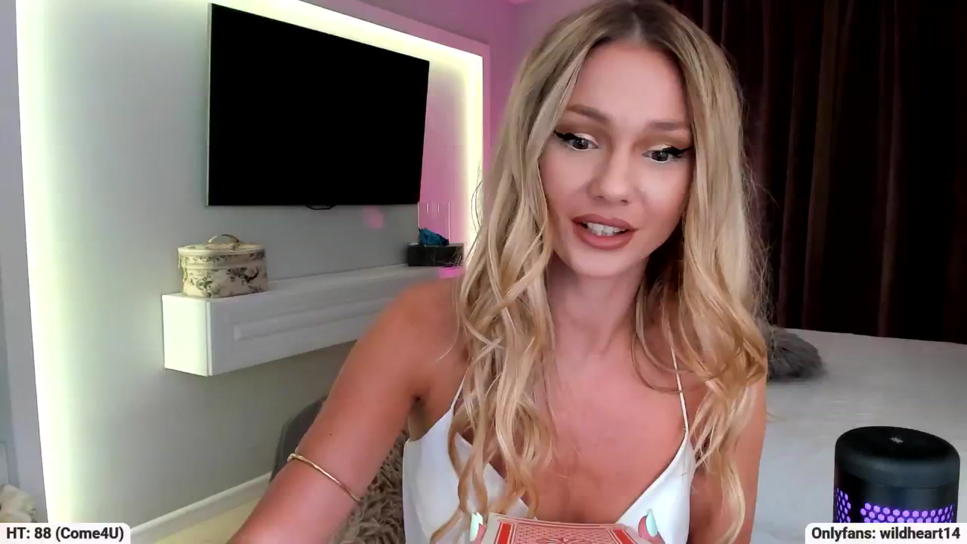Gallery image thumbnail from Yveline's myfreecams stream on, 09/08/2025, 20:01 image 11 of 20
