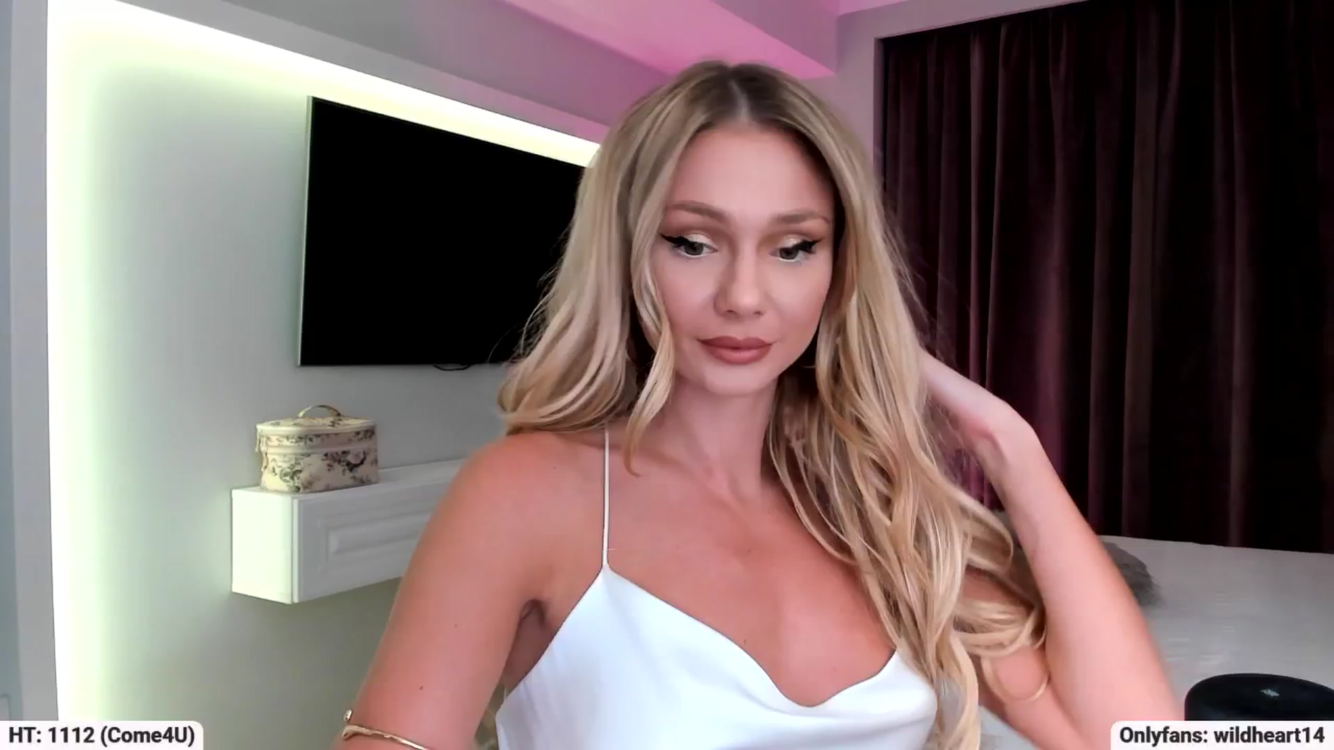 Gallery image thumbnail from Yveline's myfreecams stream on, 09/08/2025, 20:01 image 14 of 20