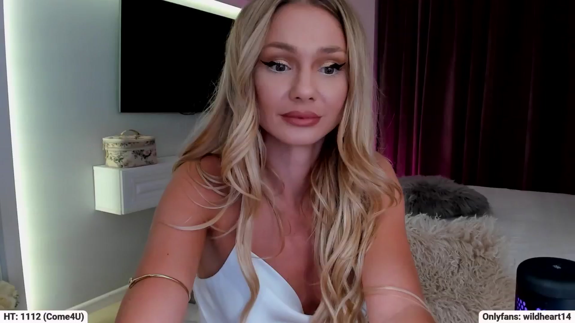 Gallery image thumbnail from Yveline's myfreecams stream on, 09/08/2025, 20:01 image 20 of 20