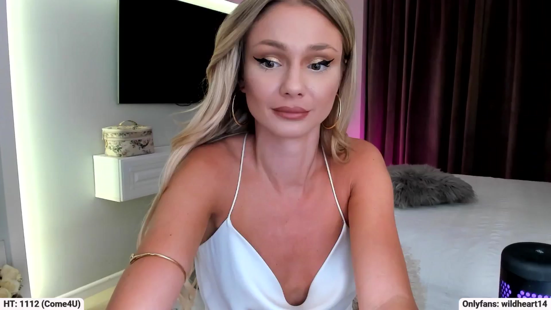 Gallery image thumbnail from Yveline's myfreecams stream on, 09/08/2025, 20:01 image 16 of 20