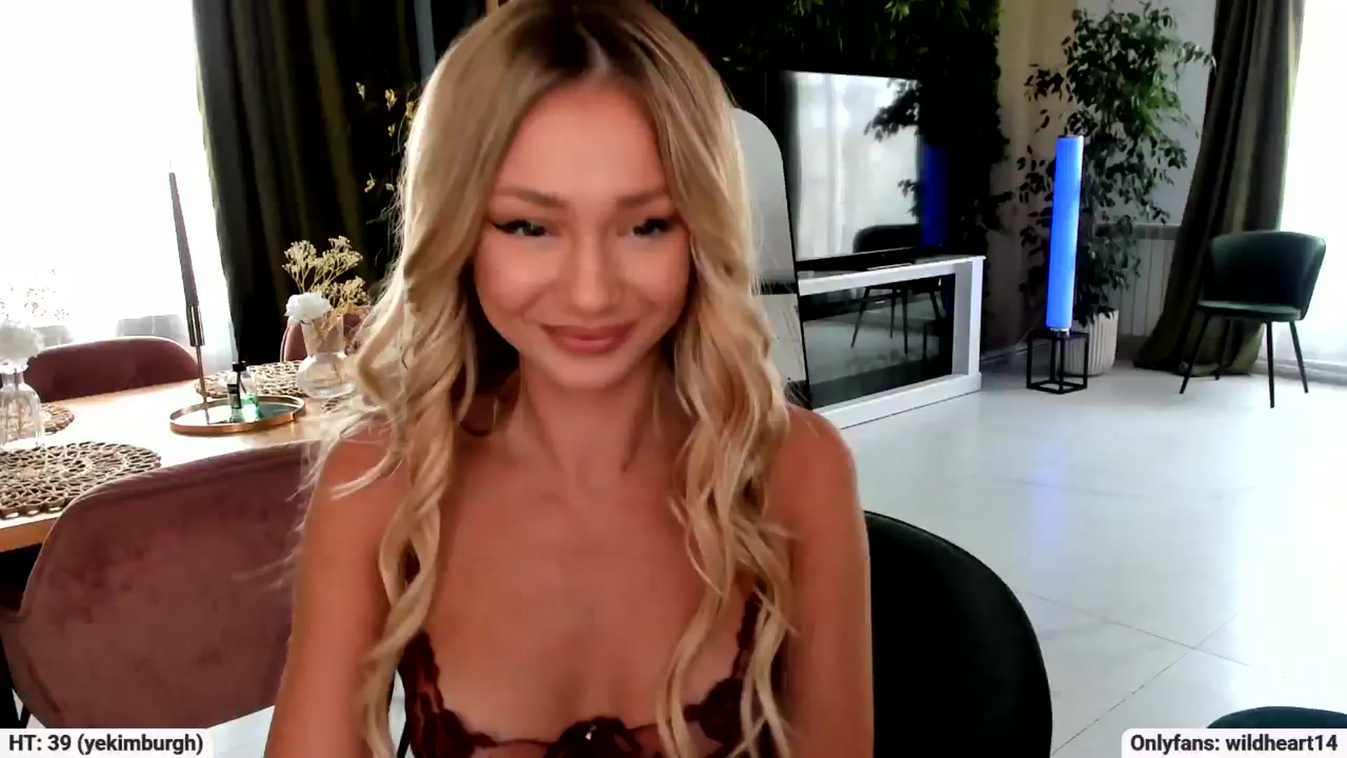Gallery image thumbnail from Yveline's myfreecams stream on, 09/11/2025, 15:50 image 4 of 20