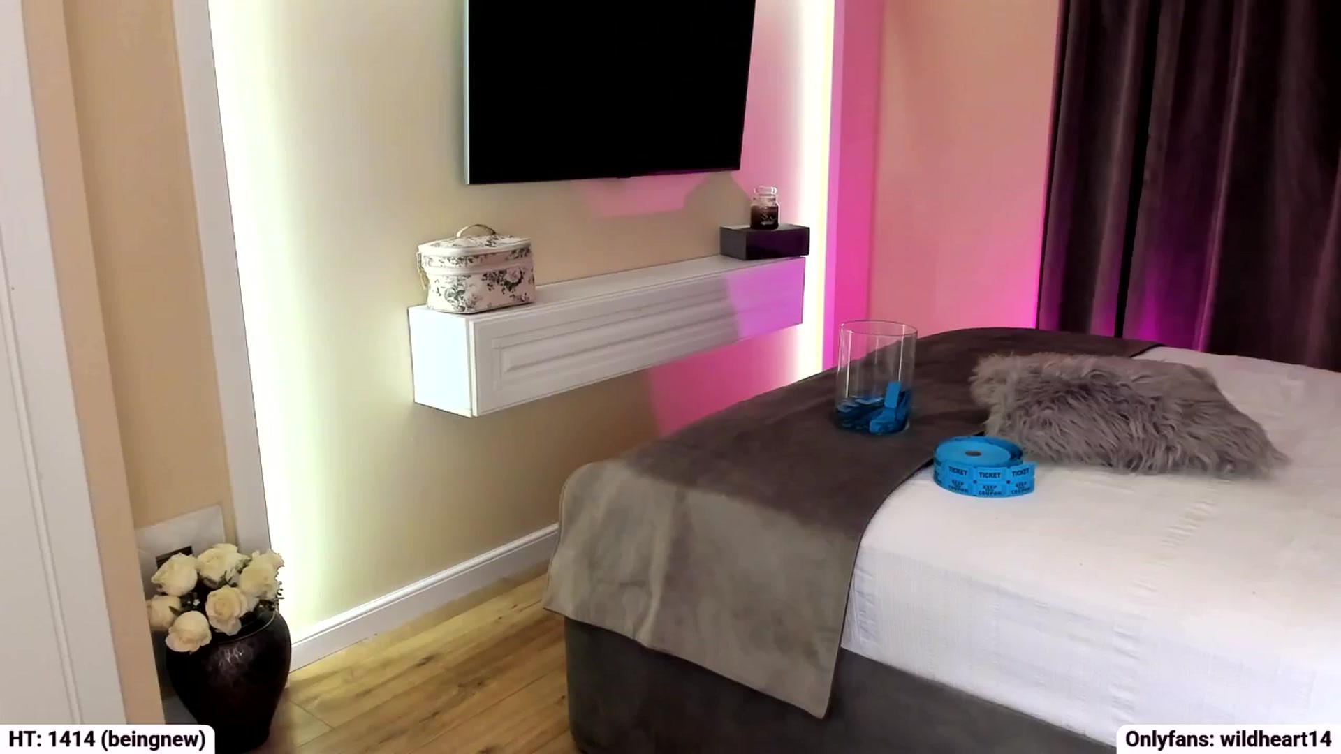 Gallery image thumbnail from Yveline's myfreecams stream on, 09/23/2025, 22:35 image 14 of 20