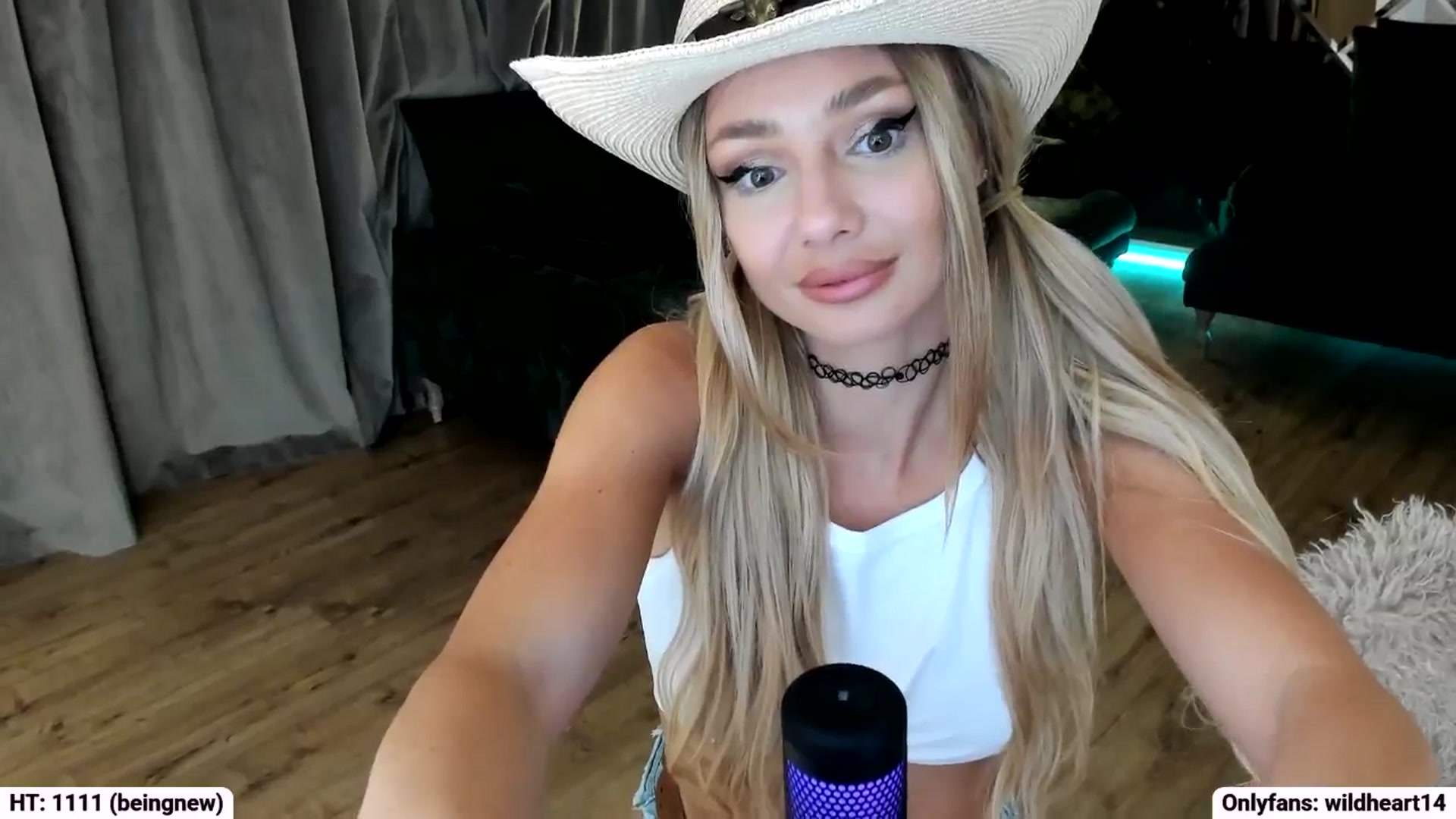 Gallery image thumbnail from Yveline's myfreecams stream on, 09/28/2025, 21:31 image 11 of 20