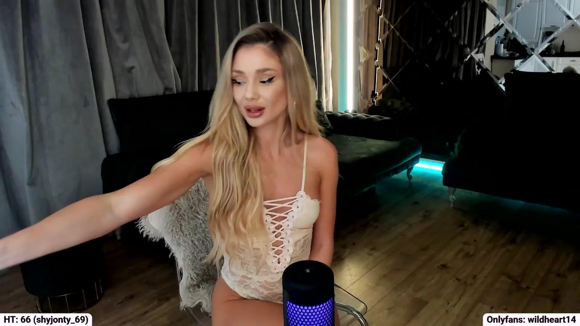 Gallery image thumbnail from Yveline's myfreecams stream on, 09/30/2025, 22:23 image 4 of 20