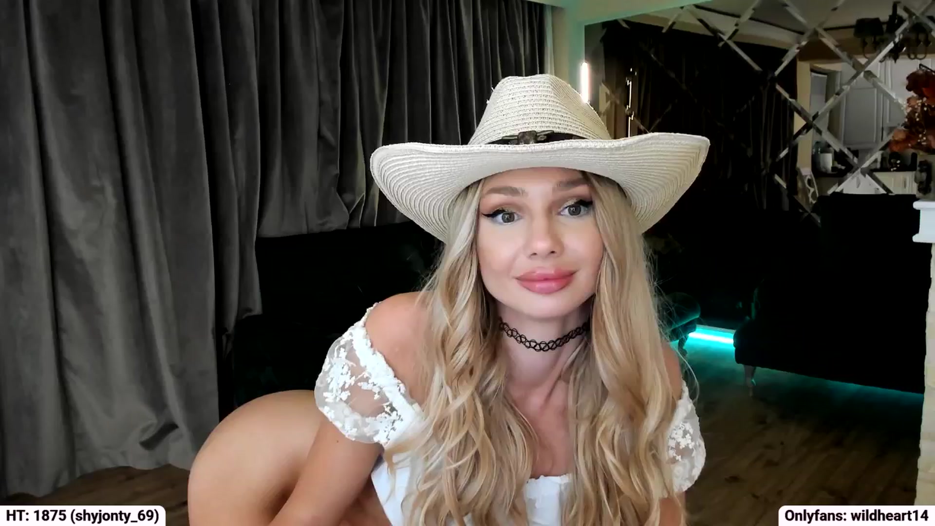 Gallery image thumbnail from Yveline's myfreecams stream on, 10/03/2025, 21:13 image 14 of 20