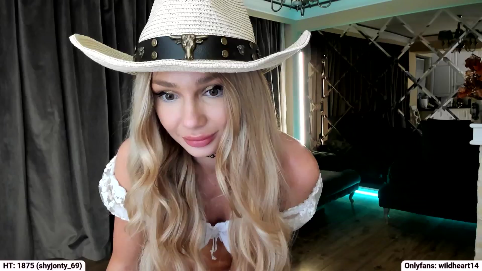 Gallery image thumbnail from Yveline's myfreecams stream on, 10/03/2025, 21:13 image 19 of 20