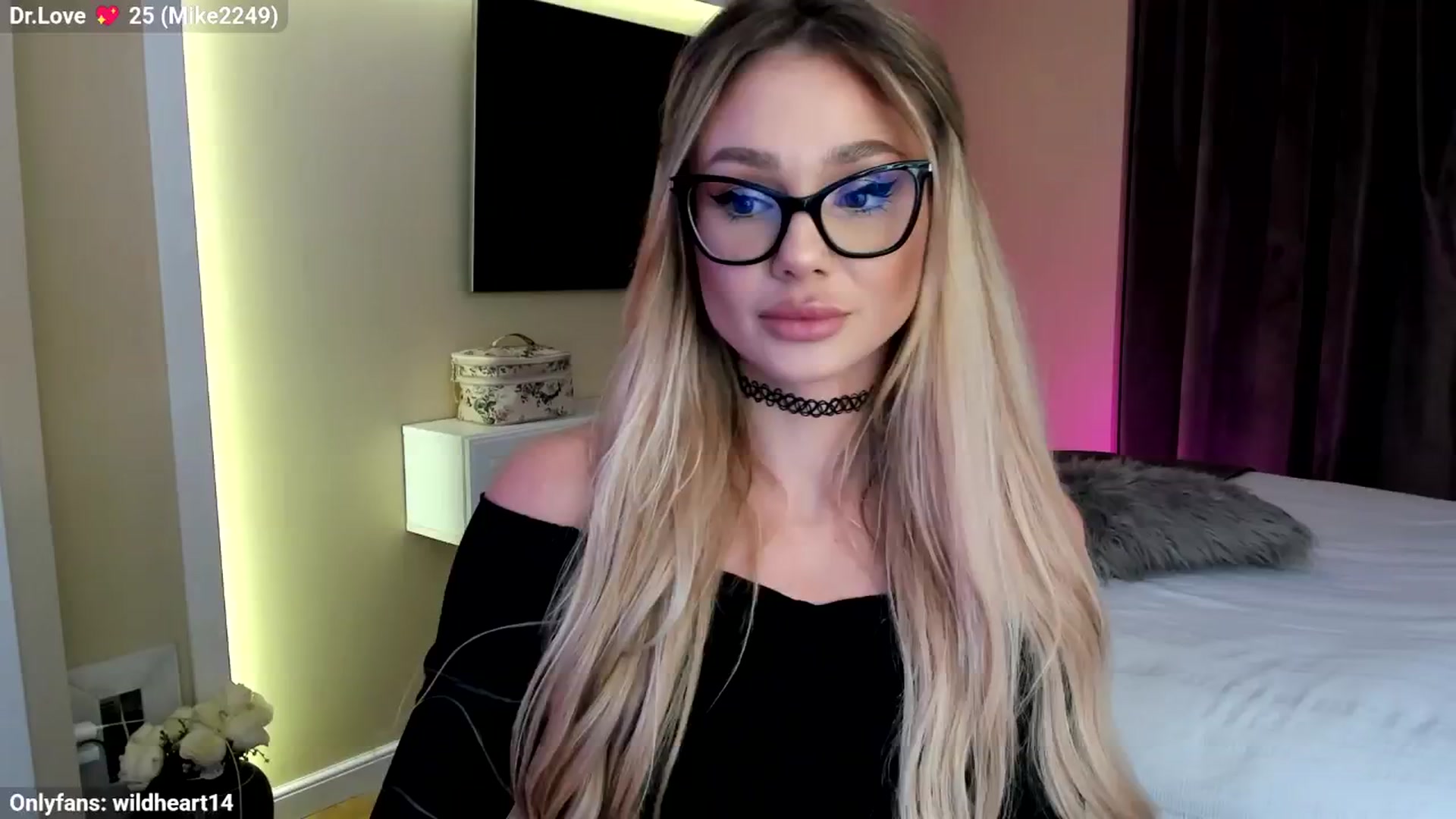 Gallery image thumbnail from Yveline's myfreecams stream on, 10/22/2025, 17:59 image 3 of 20