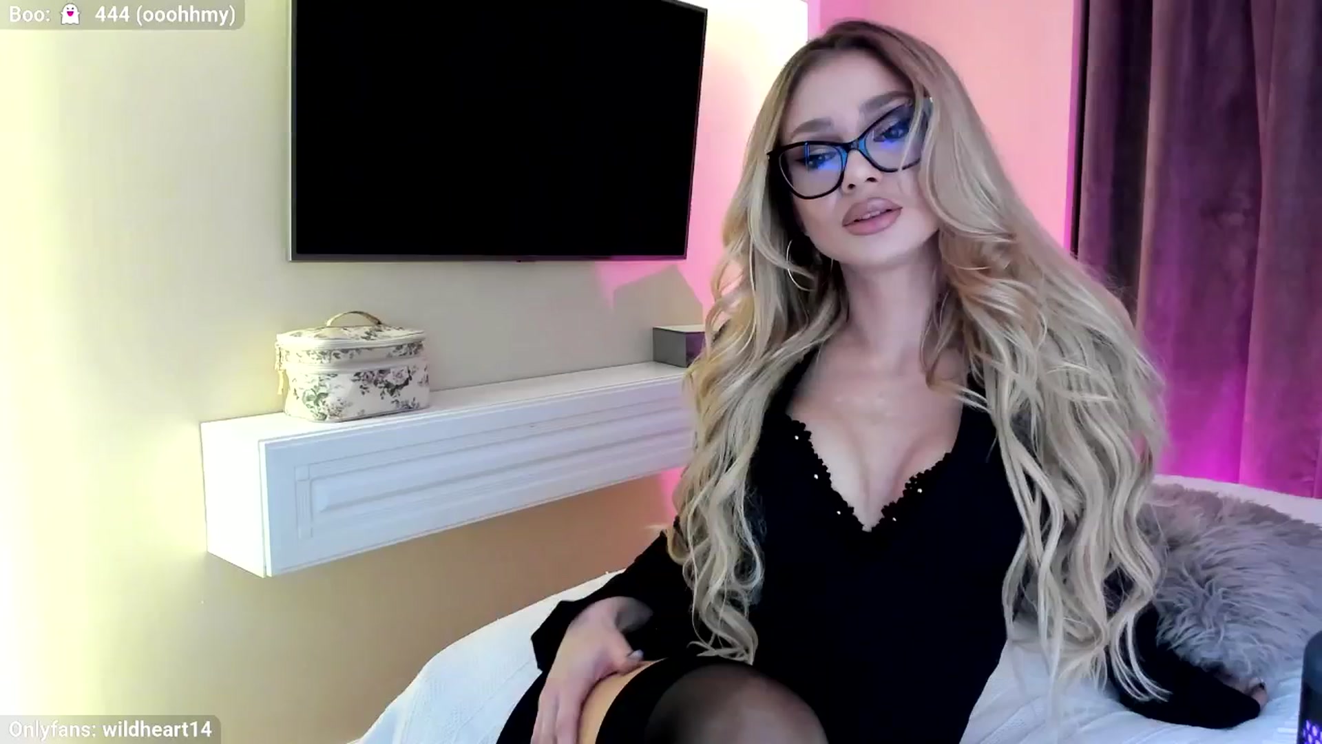 Gallery image thumbnail from Yveline's myfreecams stream on, 10/31/2025, 22:38 image 7 of 20