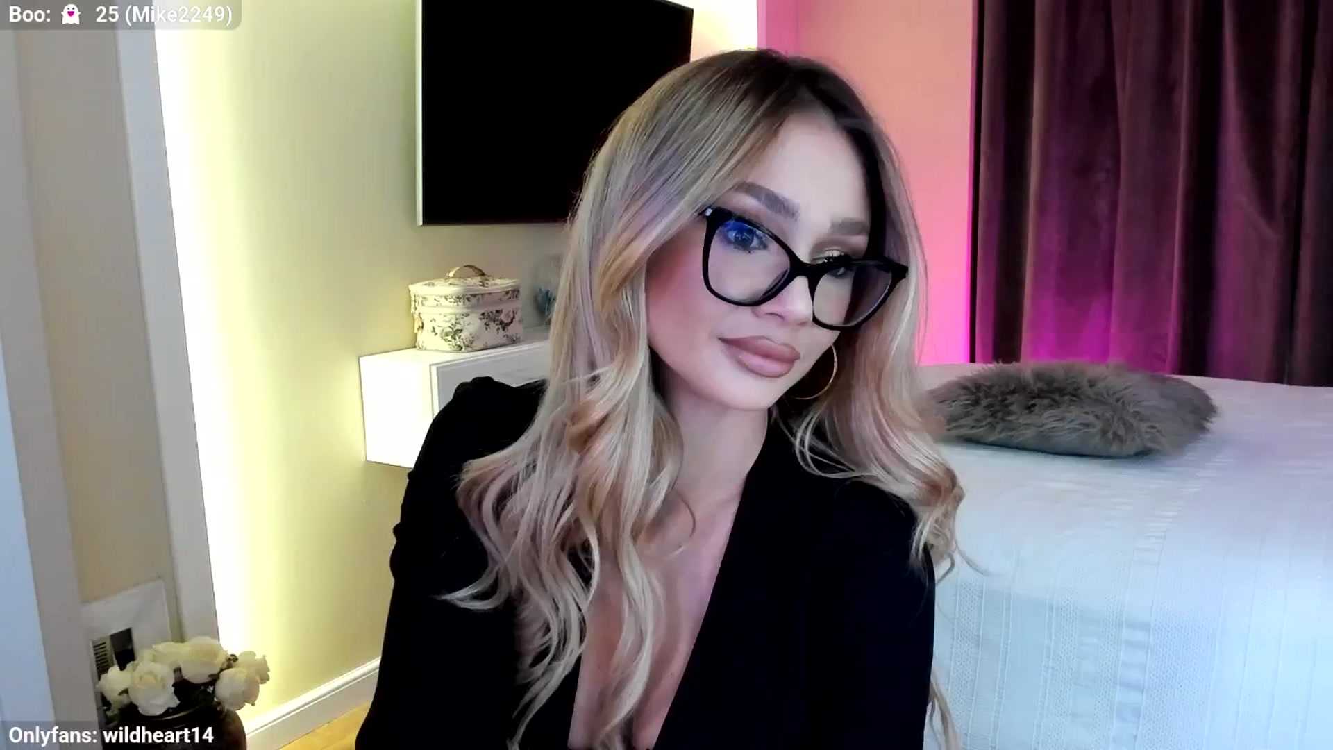 Gallery image thumbnail from Yveline's myfreecams stream on, 10/31/2025, 22:38 image 4 of 20