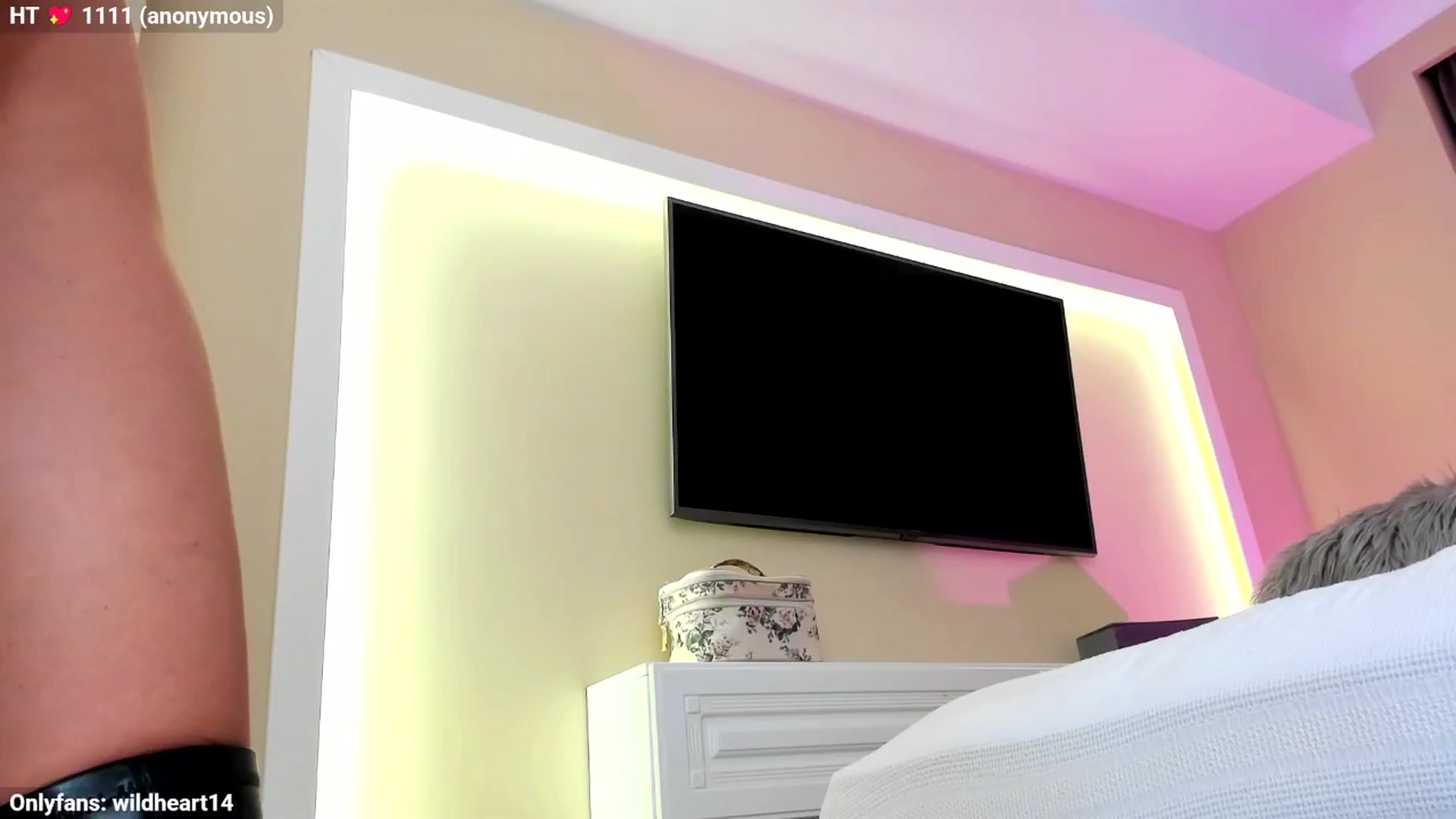 Gallery image thumbnail from Yveline's myfreecams stream on, 11/06/2025, 21:23 image 10 of 20