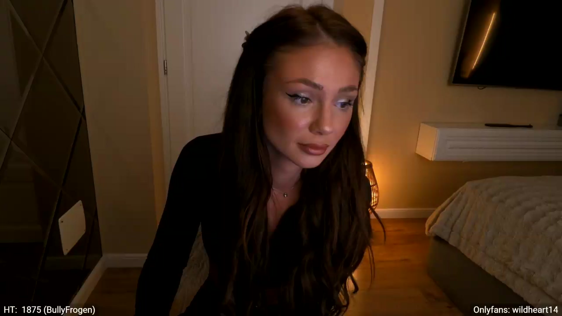 Gallery image thumbnail from Yveline's myfreecams stream on, 06/19/2026, 18:21 image 14 of 20