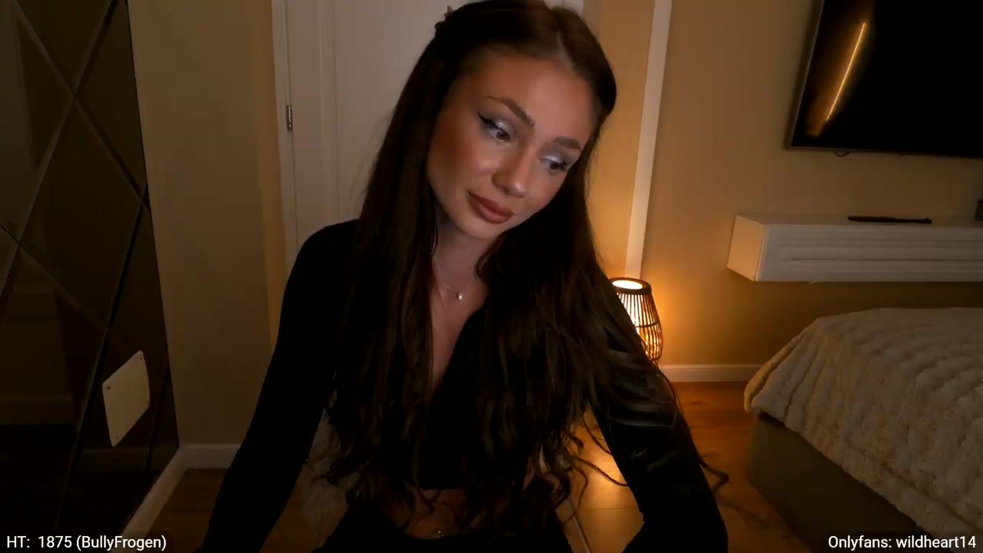 Gallery image thumbnail from Yveline's myfreecams stream on, 06/19/2026, 18:21 image 16 of 20