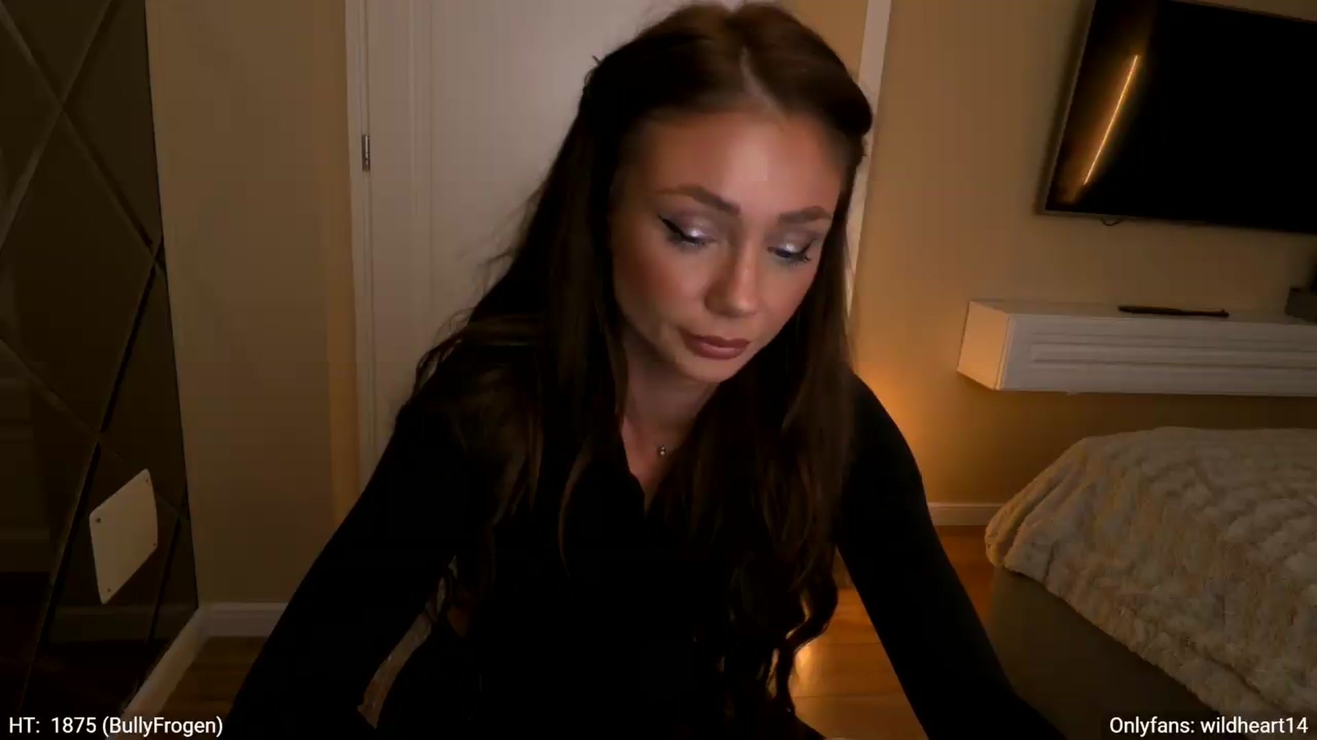 Gallery image thumbnail from Yveline's myfreecams stream on, 06/19/2026, 20:09 image 17 of 20