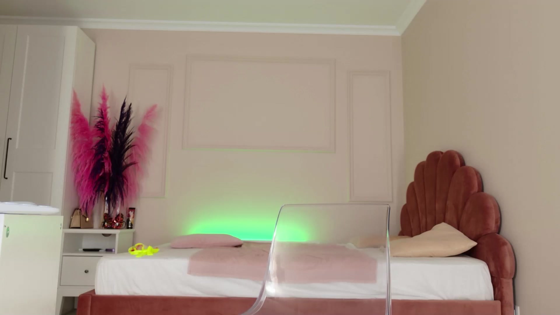 Gallery image thumbnail from YvonnaOne's myfreecams stream on, 11/10/2024, 17:06 image 11 of 20