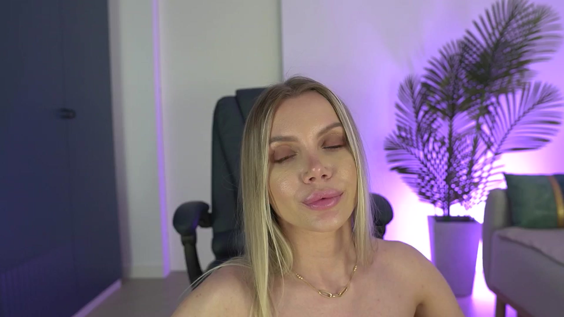 Gallery image thumbnail from YvonnaOne's myfreecams stream on, 05/04/2026, 17:03 image 13 of 20