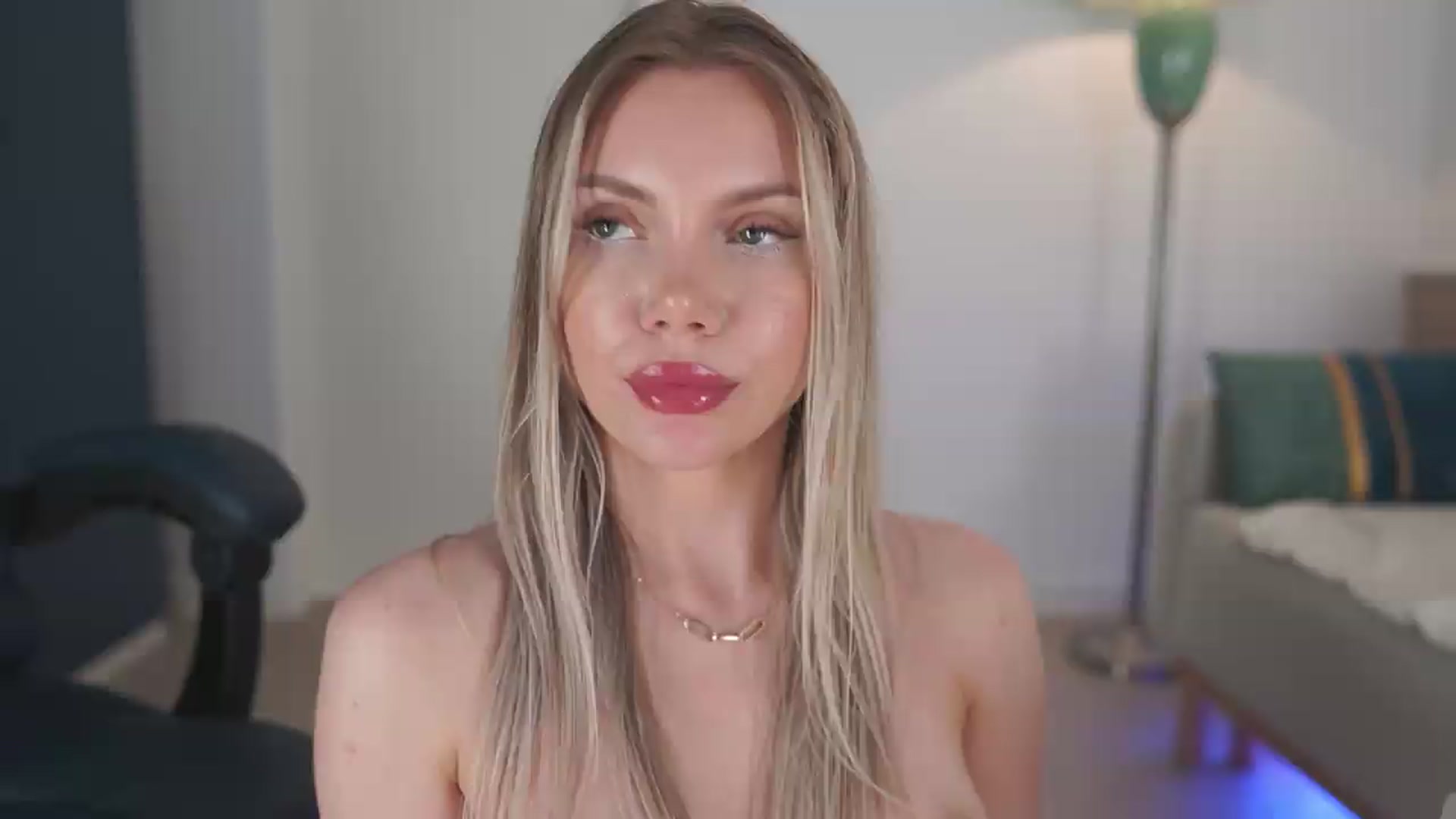 Gallery image thumbnail from YvonnaOne's myfreecams stream on, 06/10/2026, 18:01 image 10 of 20