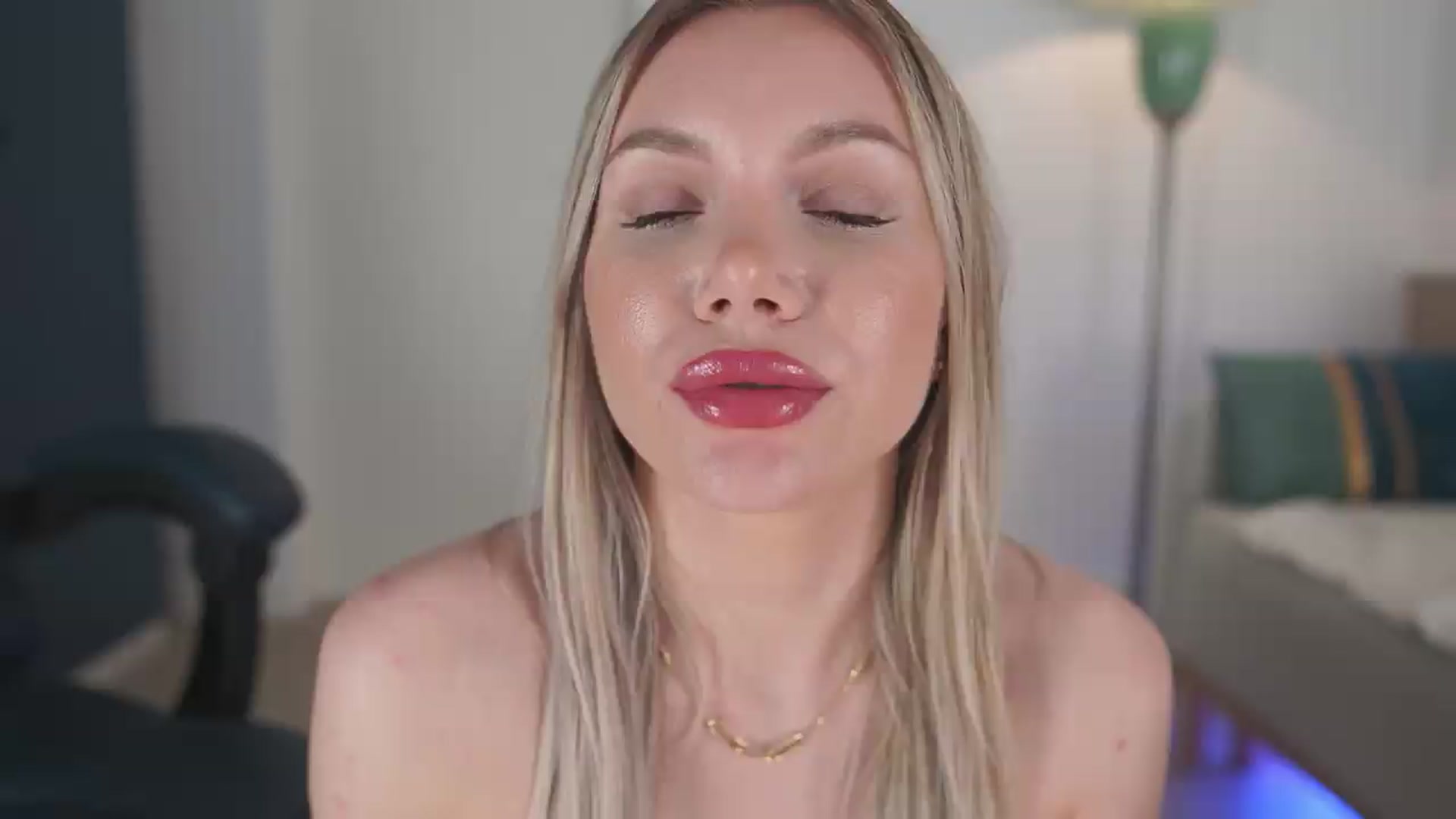Gallery image thumbnail from YvonnaOne's myfreecams stream on, 06/10/2026, 18:01 image 7 of 20