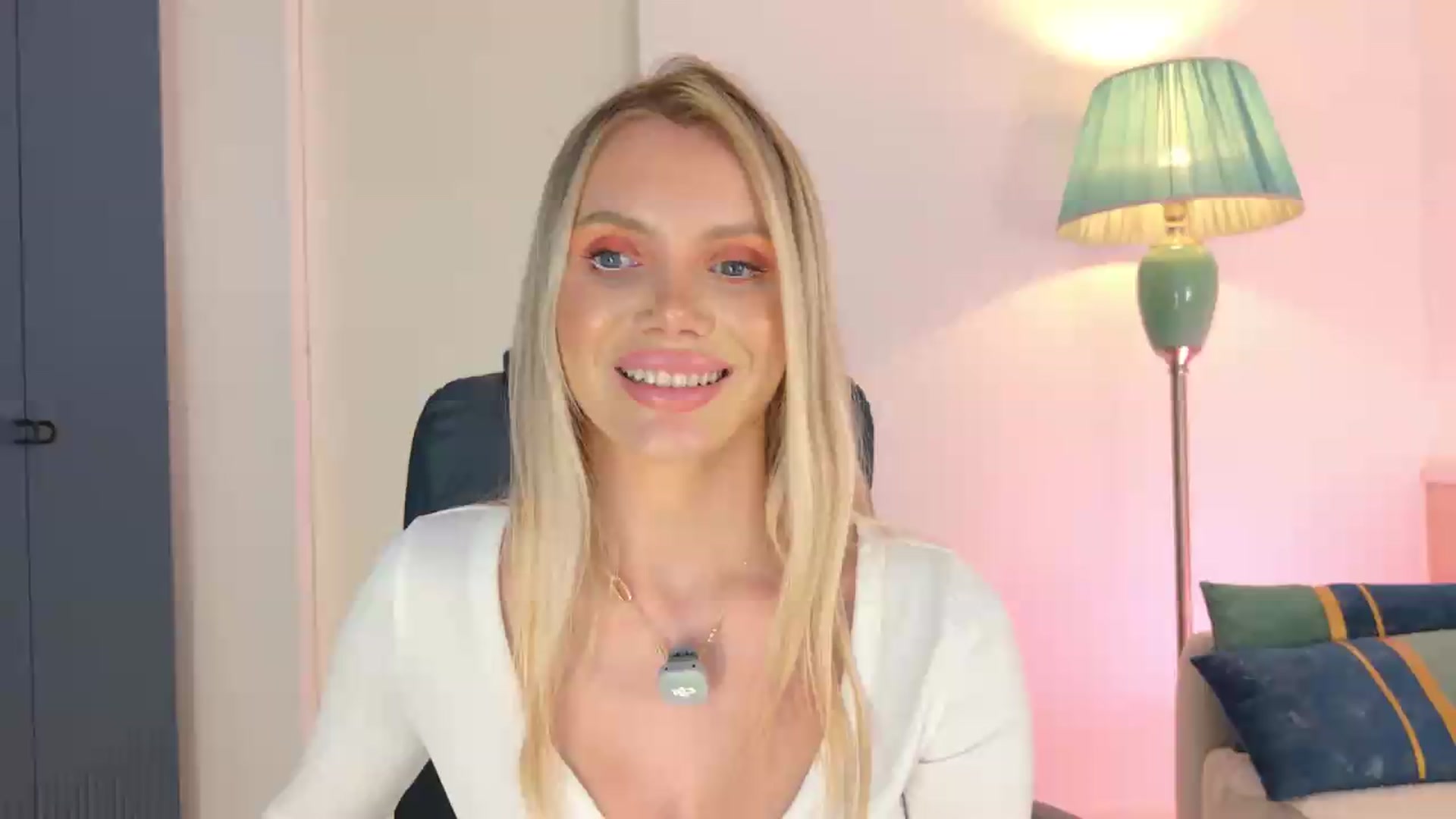 Gallery image thumbnail from YvonnaOne's myfreecams stream on, 08/10/2026, 17:53 image 15 of 20