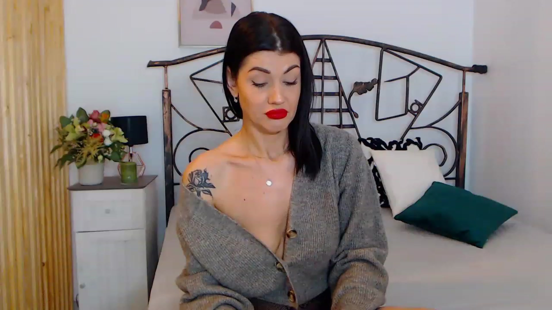 Gallery image thumbnail from YvonneEverlee's myfreecams stream on, 12/26/2022, 13:05 image 16 of 20