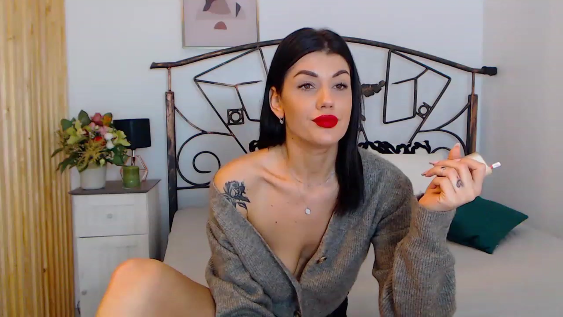Gallery image thumbnail from YvonneEverlee's myfreecams stream on, 12/26/2022, 13:05 image 4 of 20