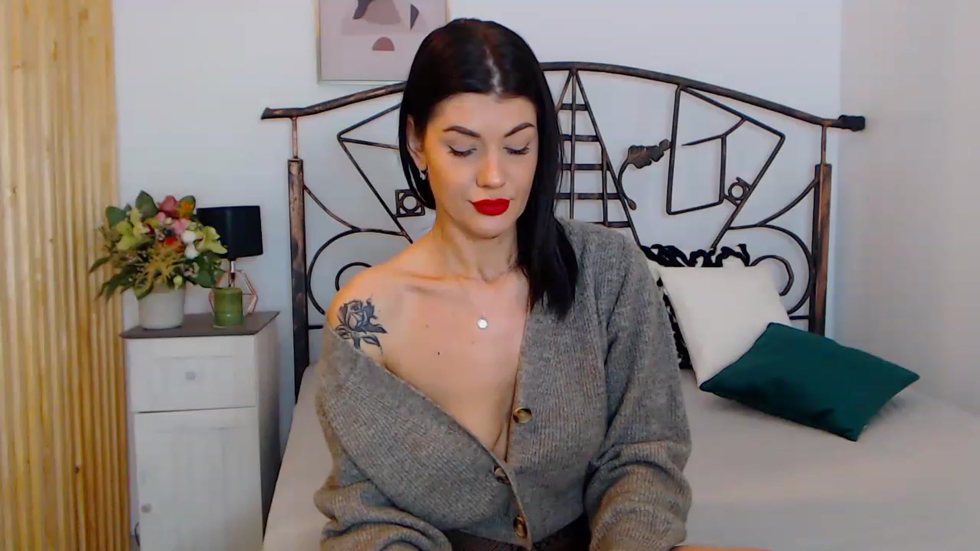 Gallery image thumbnail from YvonneEverlee's myfreecams stream on, 12/26/2022, 13:05 image 15 of 20