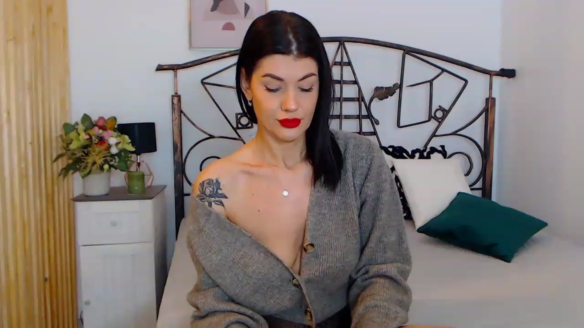 Gallery image thumbnail from YvonneEverlee's myfreecams stream on, 12/26/2022, 13:05 image 14 of 20
