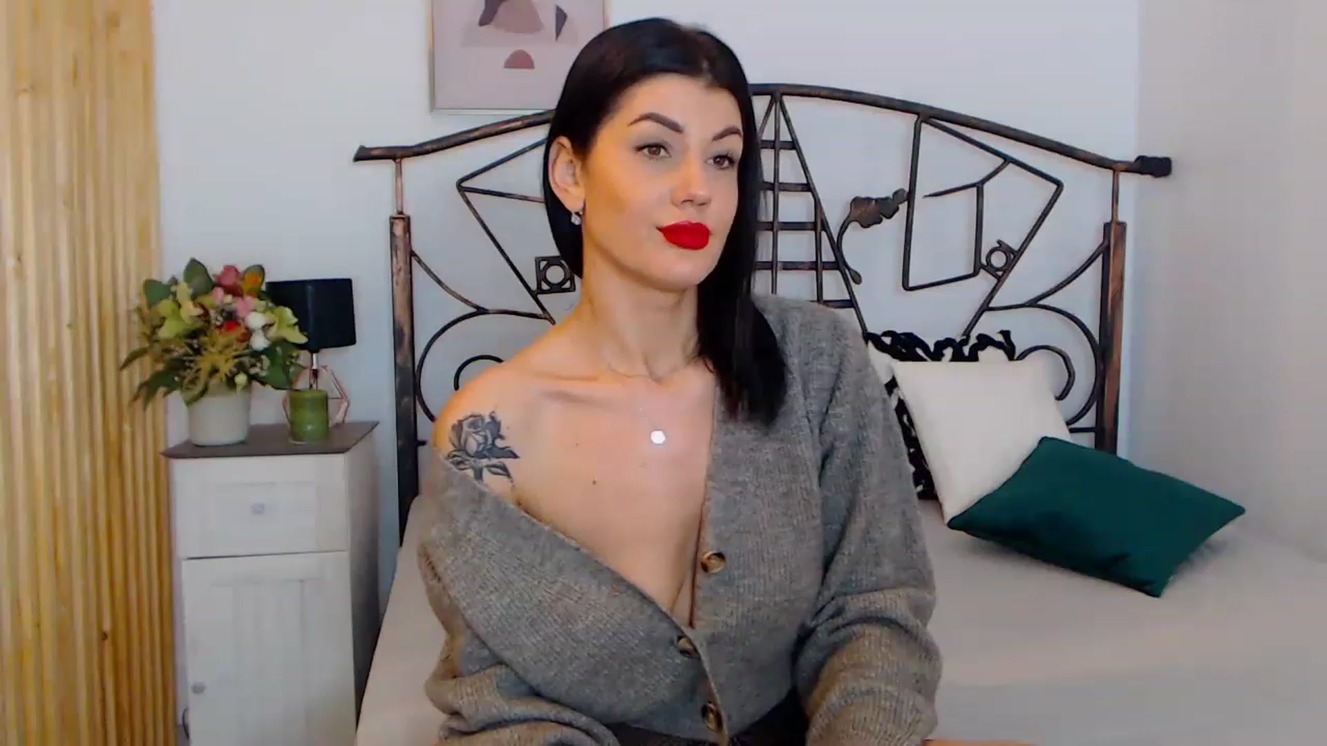 Gallery image thumbnail from YvonneEverlee's myfreecams stream on, 12/26/2022, 13:05 image 12 of 20