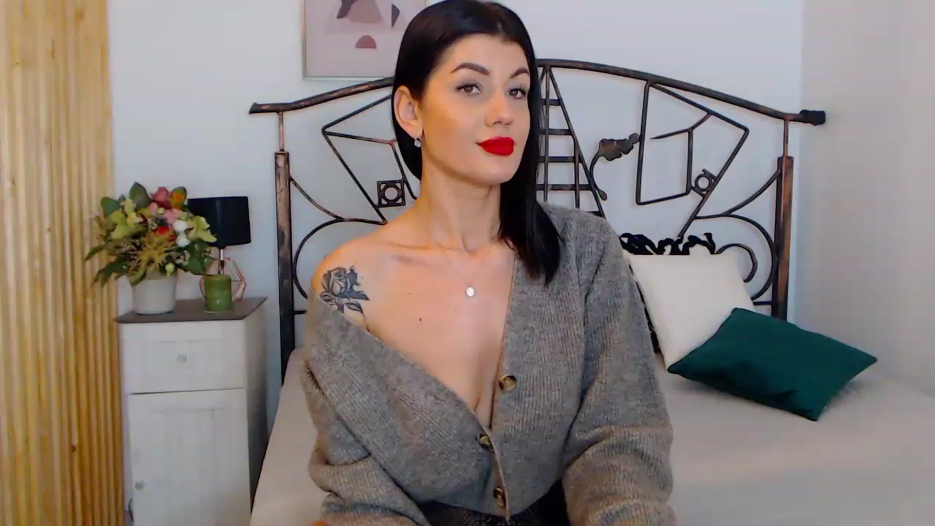 Gallery image thumbnail from YvonneEverlee's myfreecams stream on, 12/26/2022, 13:05 image 10 of 20