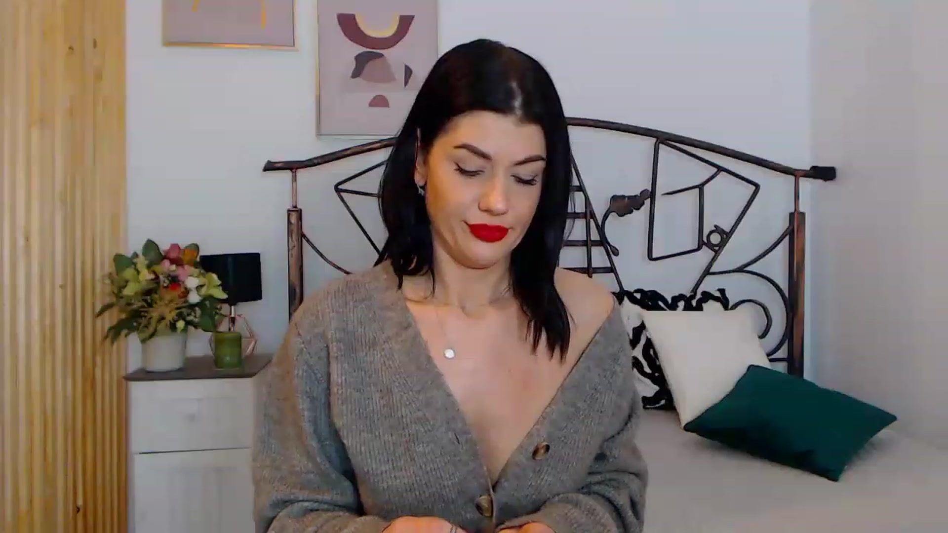 Gallery image thumbnail from YvonneEverlee's myfreecams stream on, 12/26/2022, 13:46 image 12 of 20