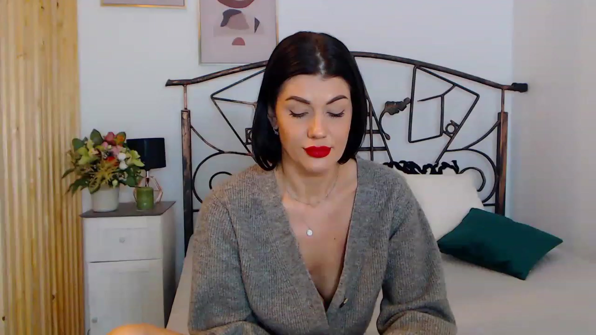 Gallery image thumbnail from YvonneEverlee's myfreecams stream on, 12/26/2022, 13:46 image 19 of 20