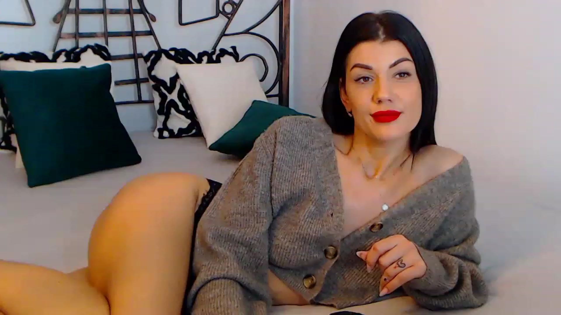 Gallery image thumbnail from YvonneEverlee's myfreecams stream on, 12/26/2022, 13:46 image 8 of 20