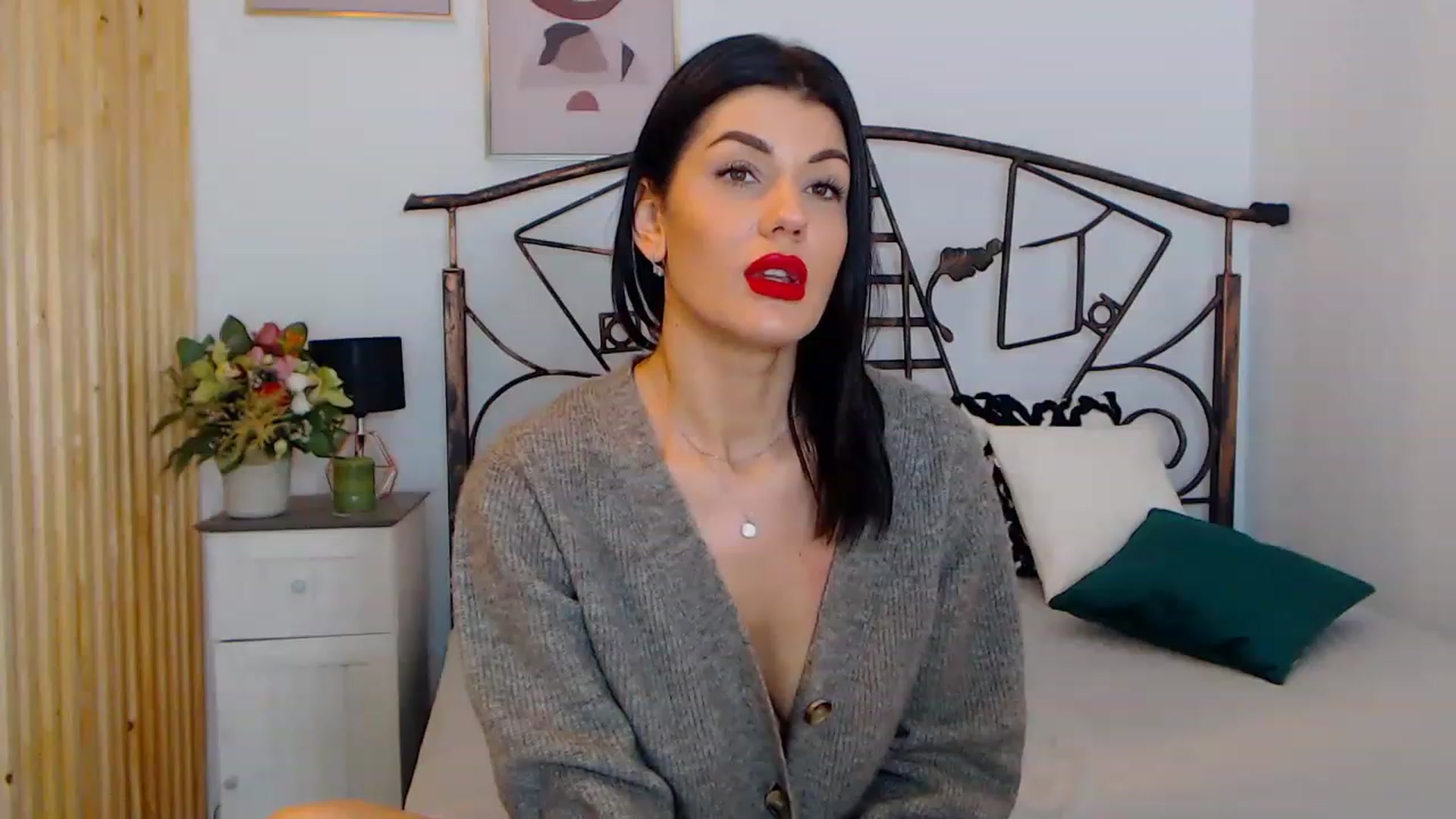 Gallery image thumbnail from YvonneEverlee's myfreecams stream on, 12/26/2022, 13:46 image 15 of 20