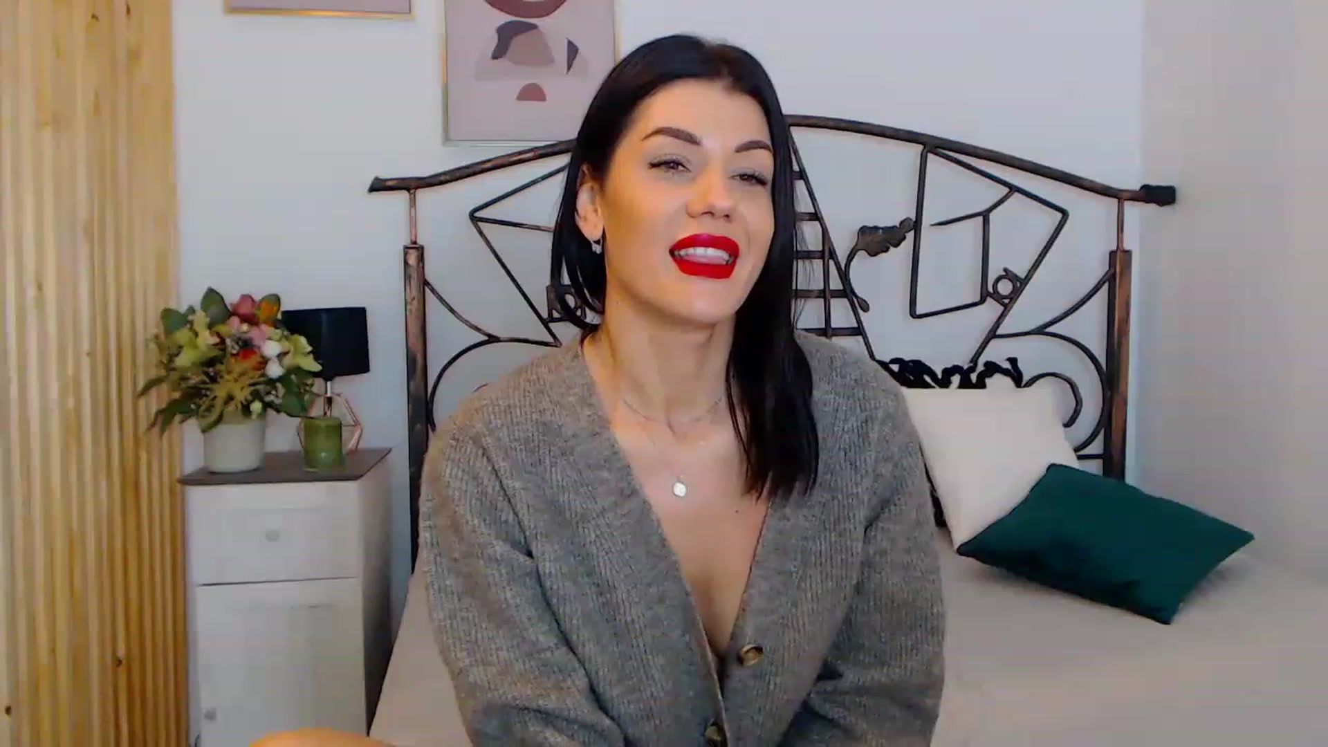 Gallery image thumbnail from YvonneEverlee's myfreecams stream on, 12/26/2022, 13:46 image 16 of 20