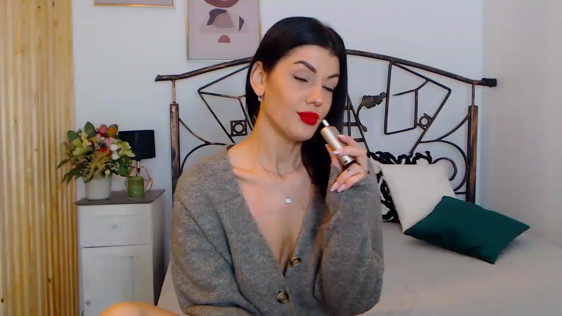 Gallery image thumbnail from YvonneEverlee's myfreecams stream on, 12/26/2022, 13:46 image 14 of 20