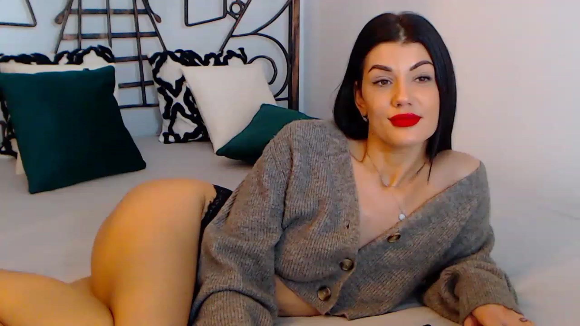 Gallery image thumbnail from YvonneEverlee's myfreecams stream on, 12/26/2022, 13:46 image 10 of 20