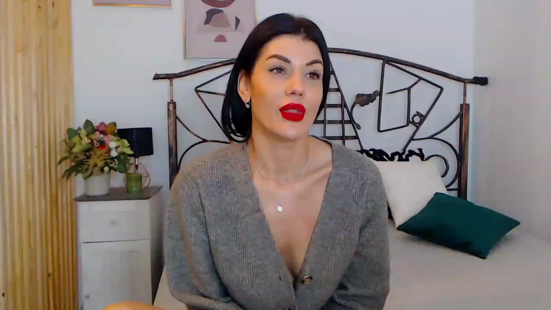 Gallery image thumbnail from YvonneEverlee's myfreecams stream on, 12/26/2022, 13:46 image 17 of 20