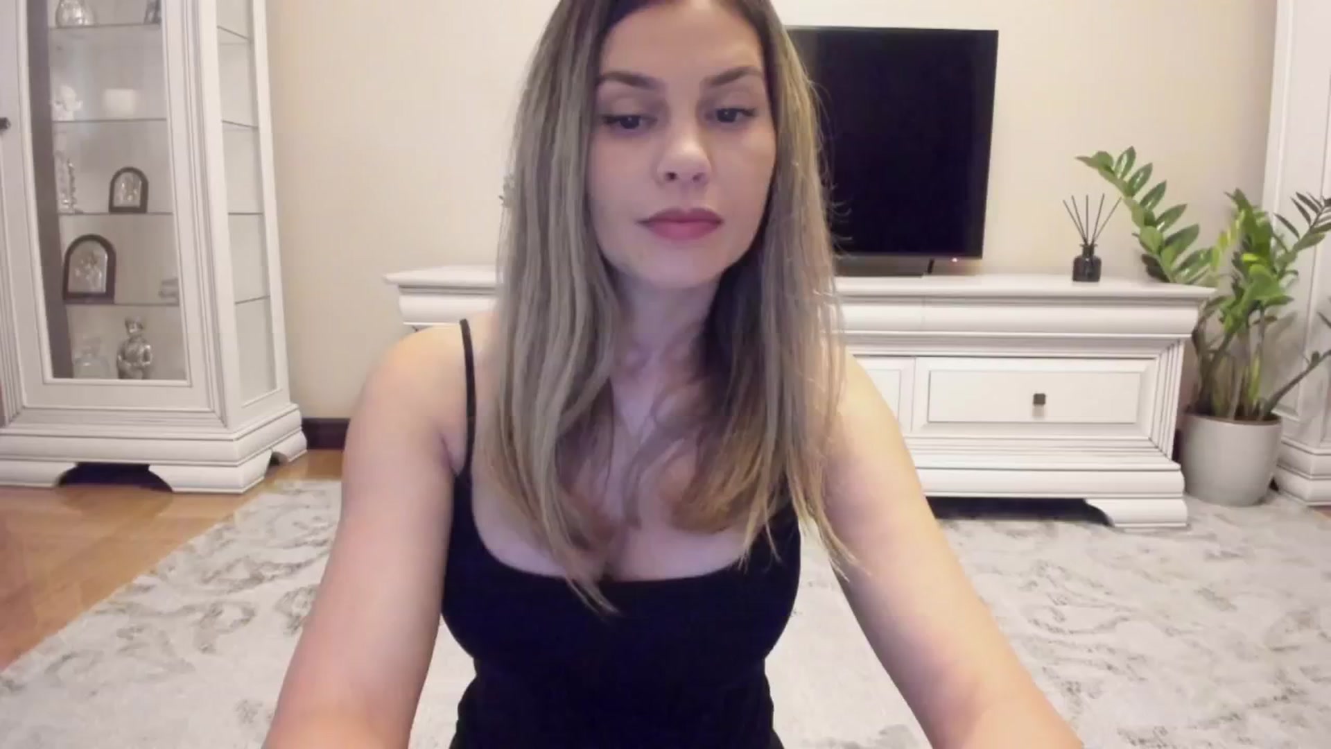Gallery image thumbnail from Zamioculcas's myfreecams stream on, 06/24/2024, 03:45 image 10 of 20