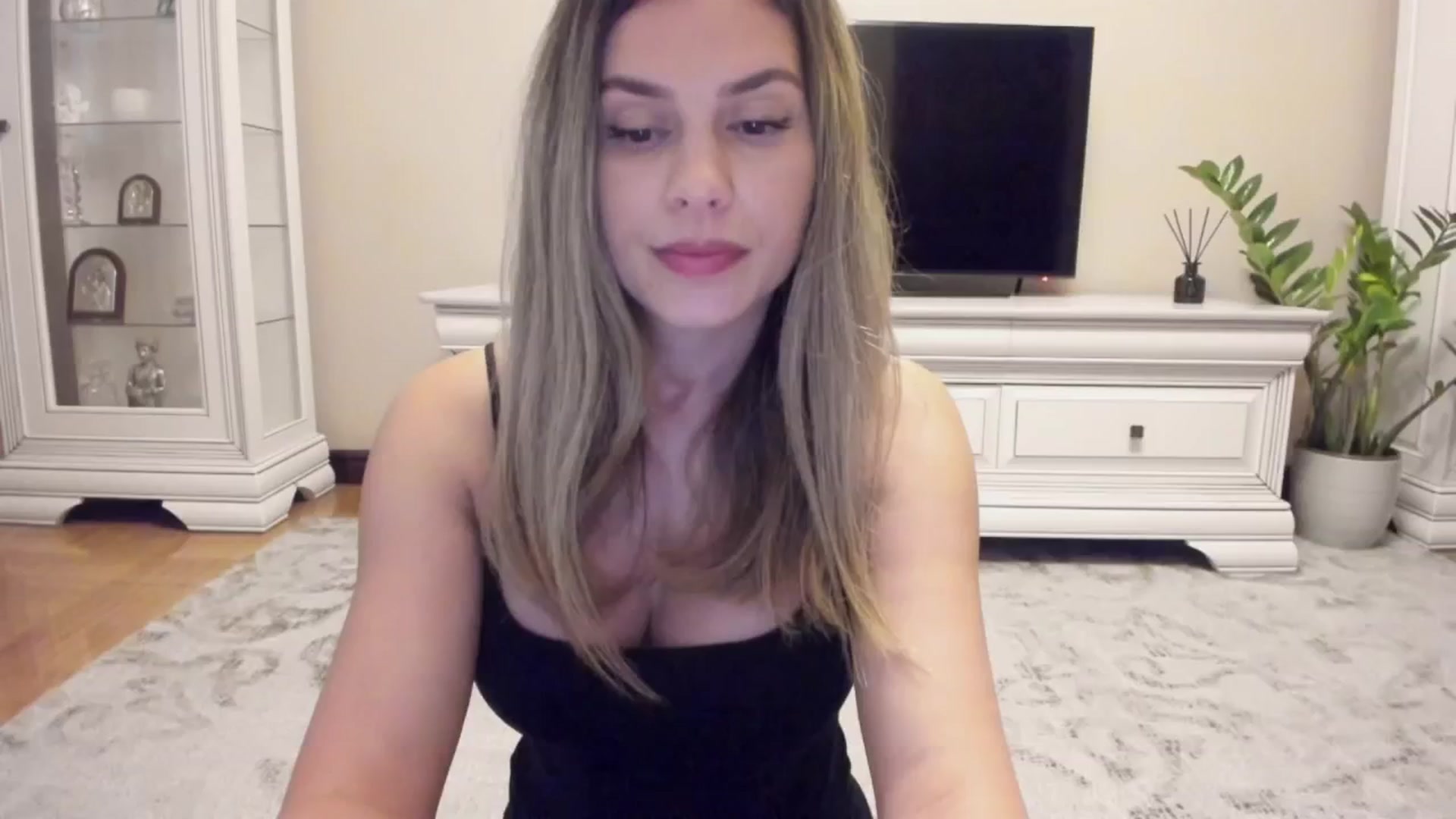 Gallery image thumbnail from Zamioculcas's myfreecams stream on, 06/24/2024, 03:45 image 12 of 20
