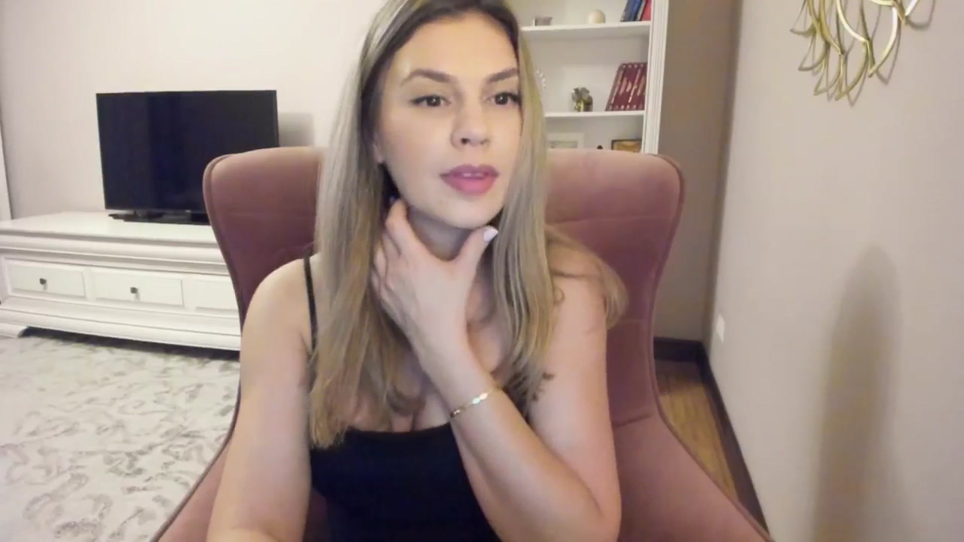 Gallery image thumbnail from Zamioculcas's myfreecams stream on, 08/12/2024, 21:30 image 13 of 20