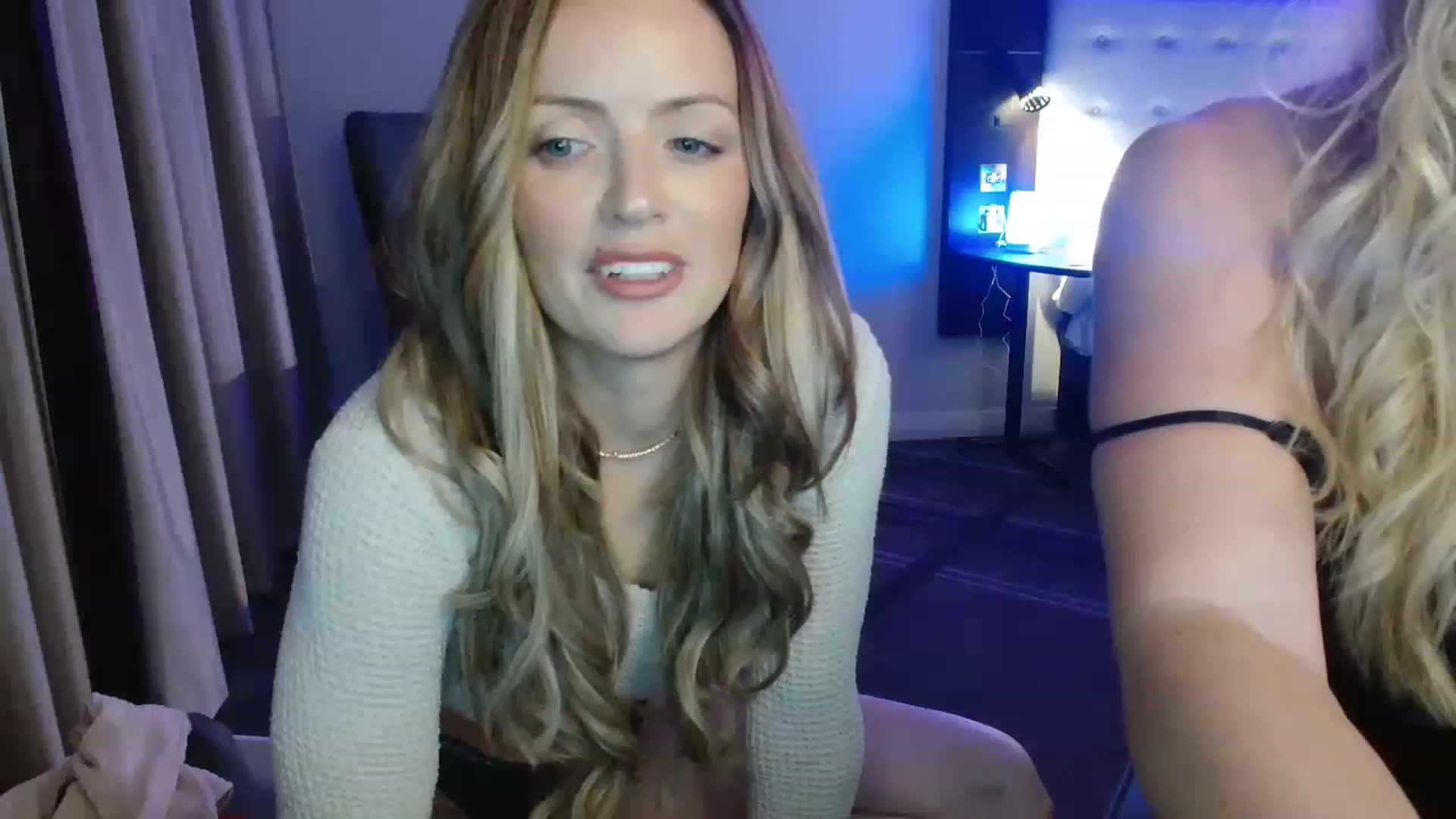 Gallery image thumbnail from Zara_oxox's myfreecams stream on, 11/26/2022, 02:09 image 7 of 20