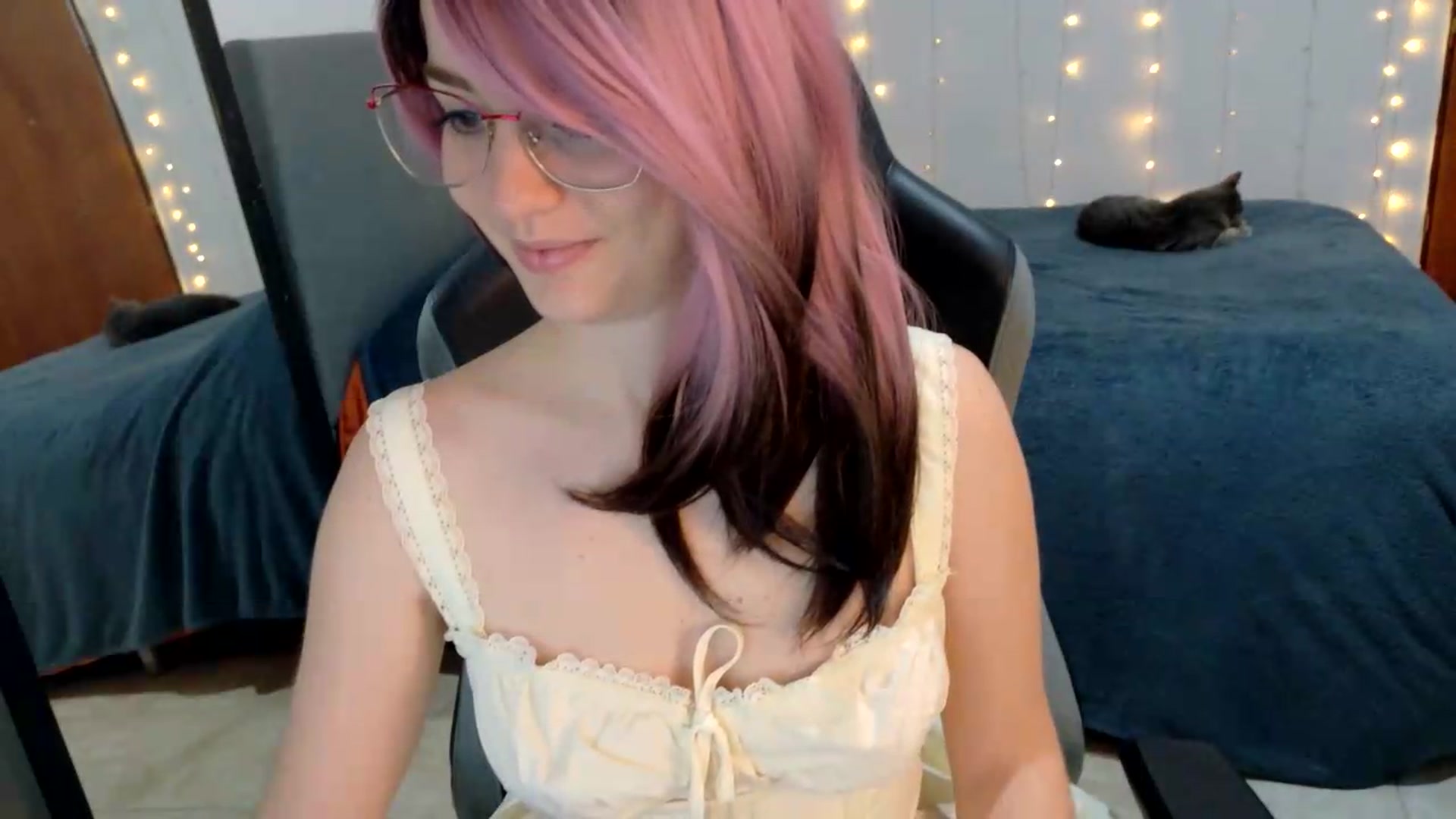 Gallery image thumbnail from Zefyra1's myfreecams stream on, 08/06/2026, 15:11 image 6 of 20