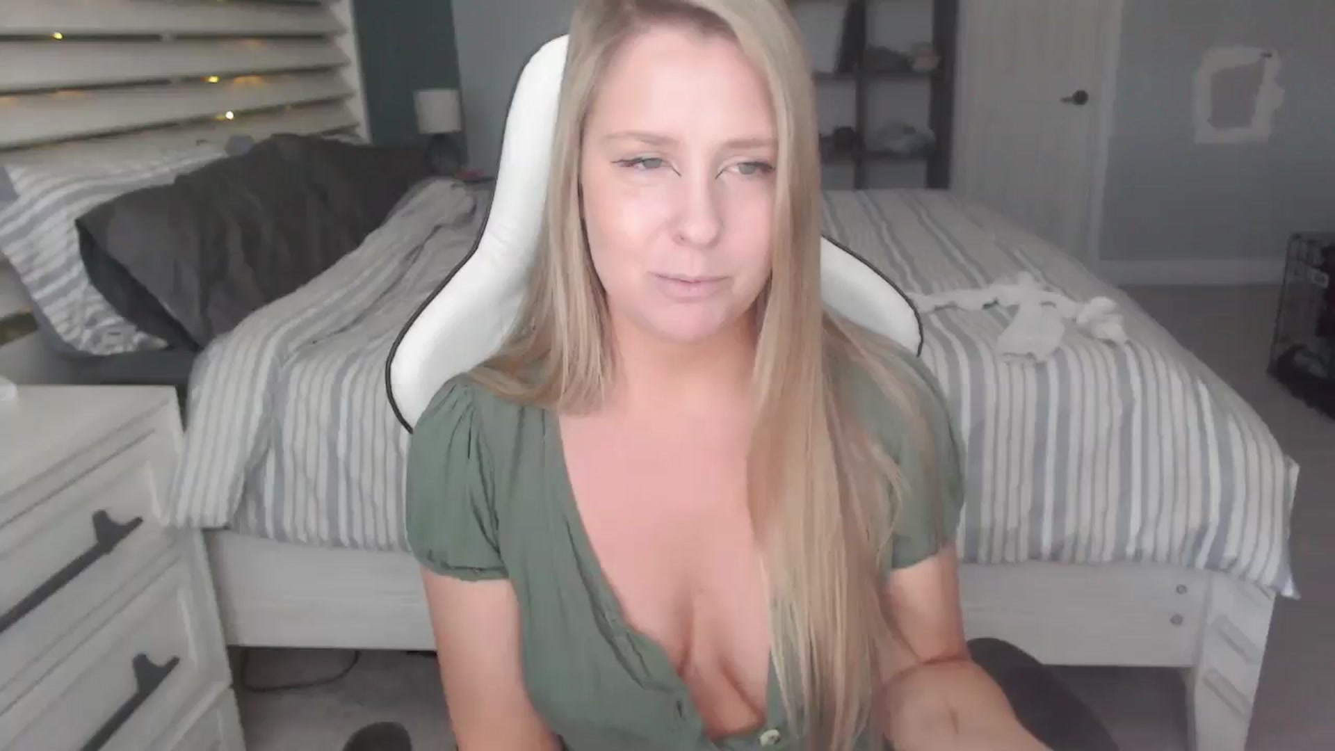 Gallery image thumbnail from ZenZoey's myfreecams stream on, 01/16/2025, 18:00 image 12 of 20