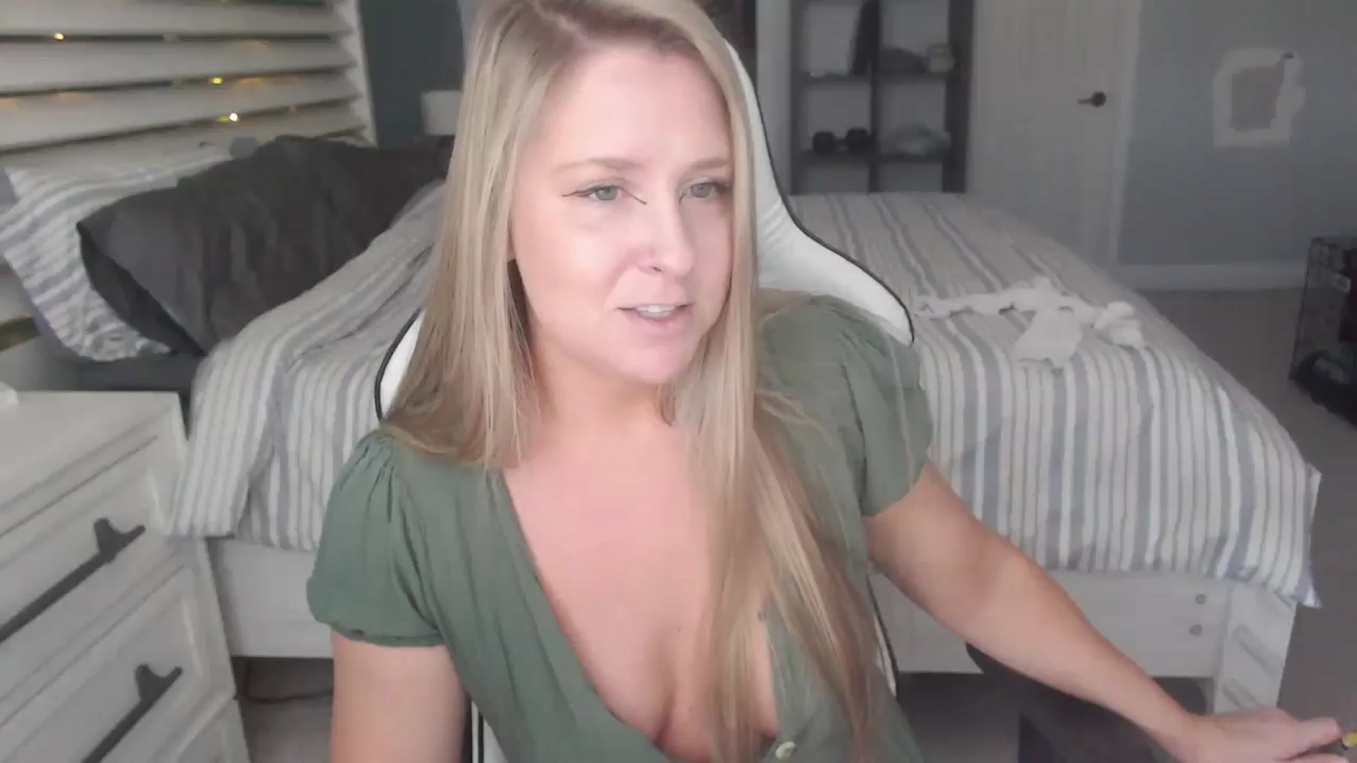 Gallery image thumbnail from ZenZoey's myfreecams stream on, 01/16/2025, 18:00 image 11 of 20