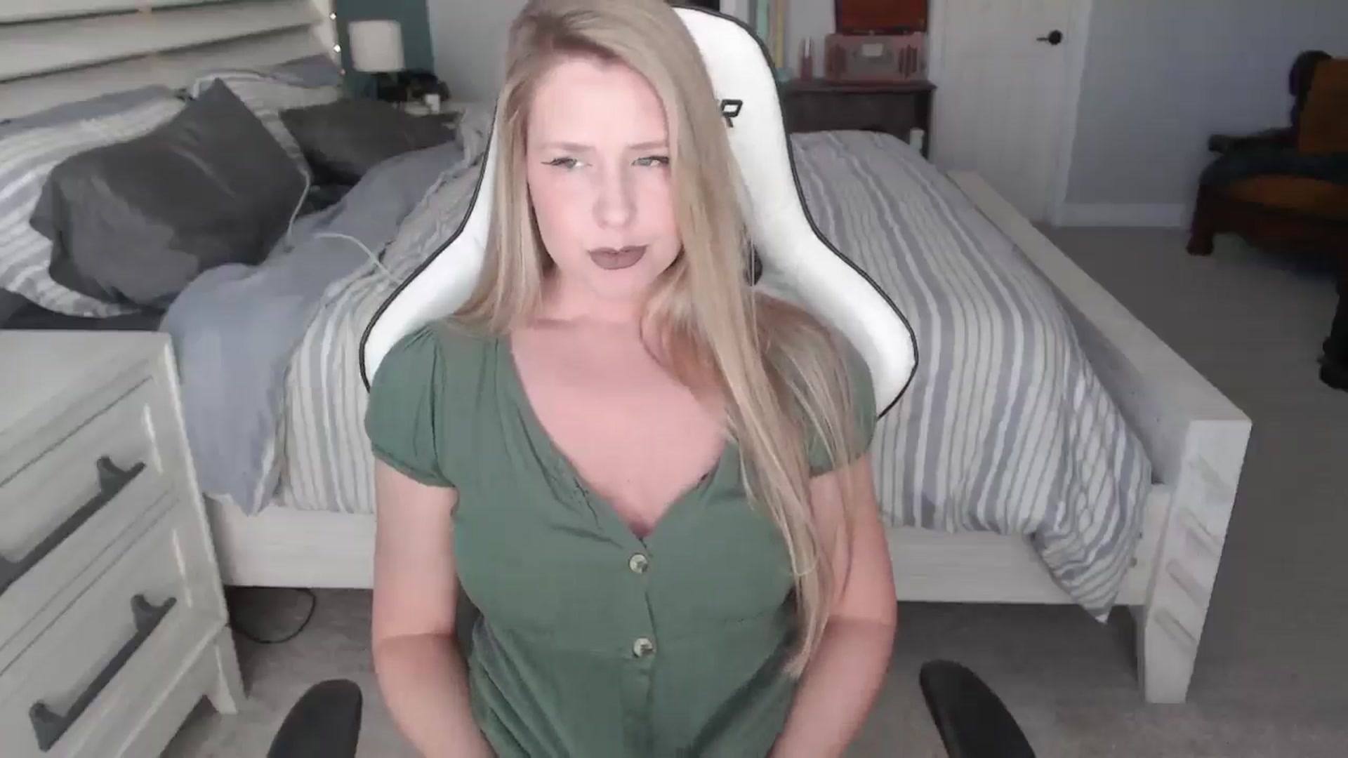 Gallery image thumbnail from ZenZoey's myfreecams stream on, 02/17/2025, 16:23 image 2 of 20