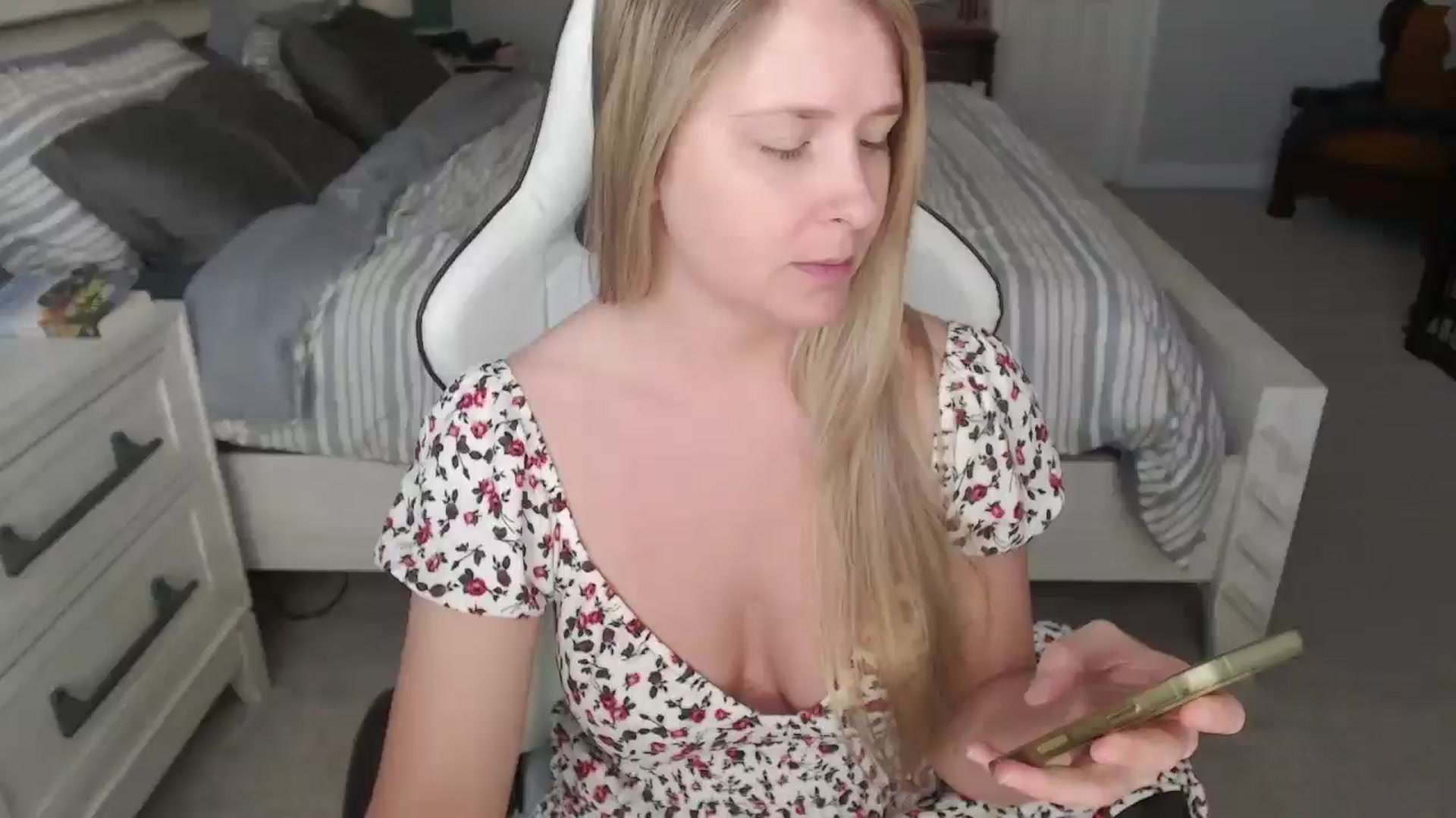 Gallery image thumbnail from ZenZoey's myfreecams stream on, 02/25/2025, 17:44 image 15 of 20