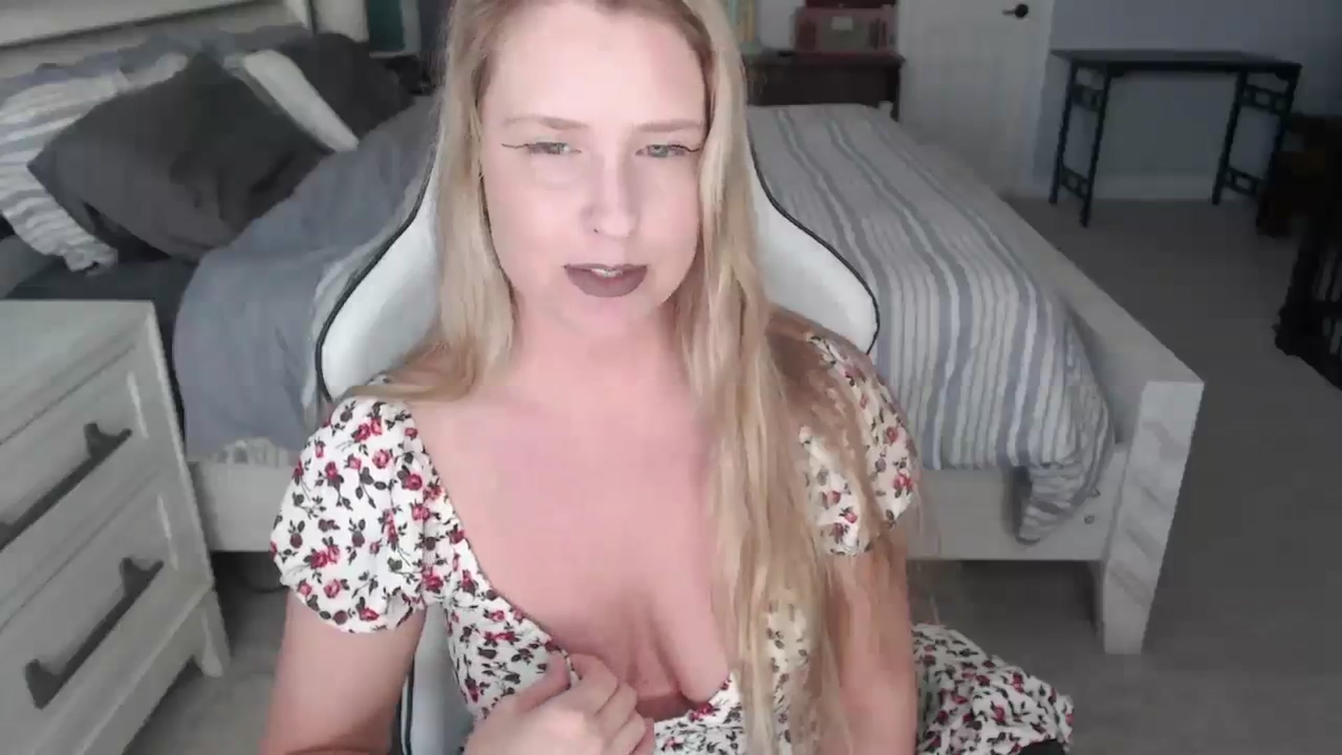 Gallery image thumbnail from ZenZoey's myfreecams stream on, 02/28/2025, 16:23 image 11 of 20