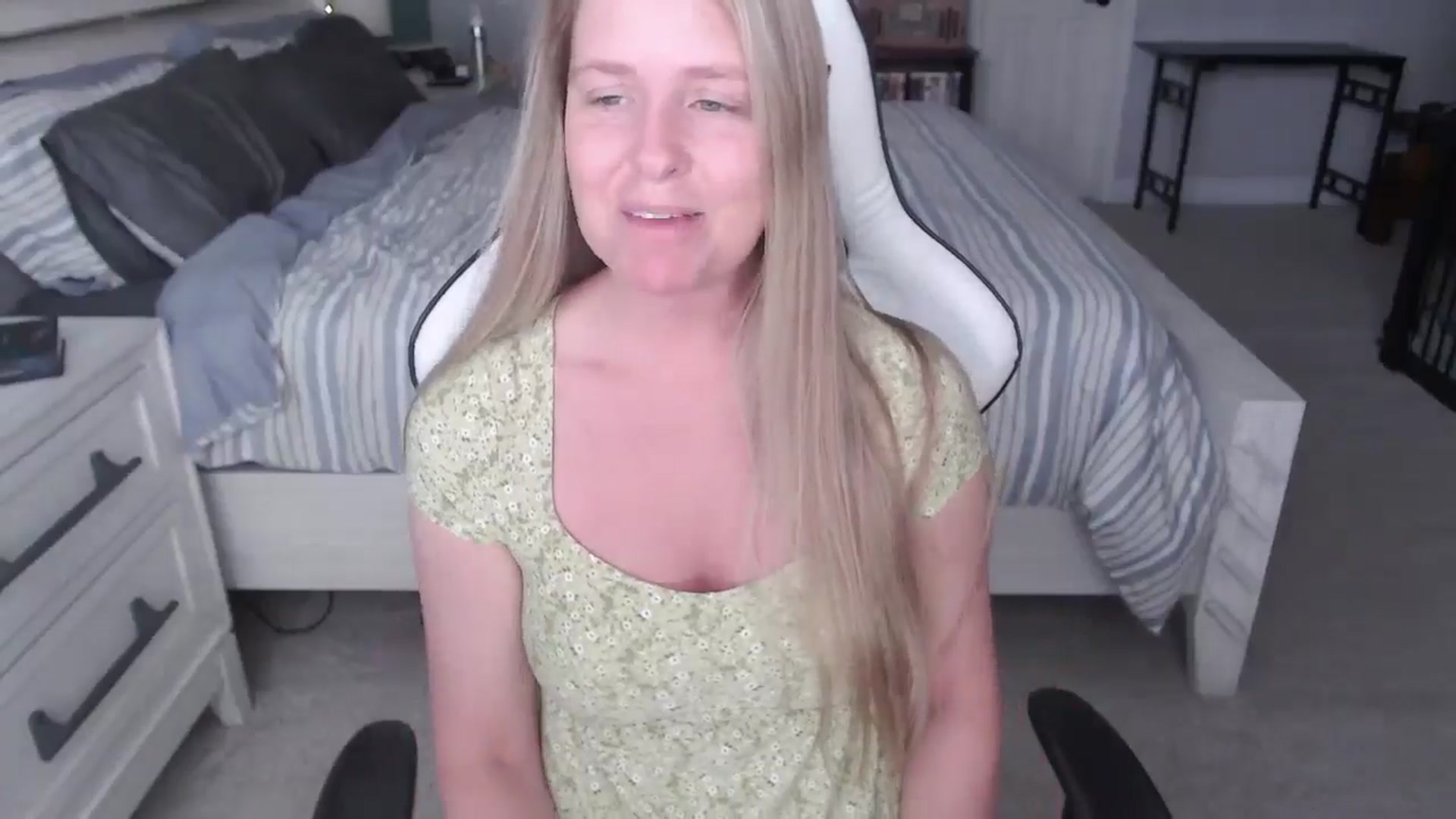Gallery image thumbnail from ZenZoey's myfreecams stream on, 03/04/2025, 16:10 image 13 of 20